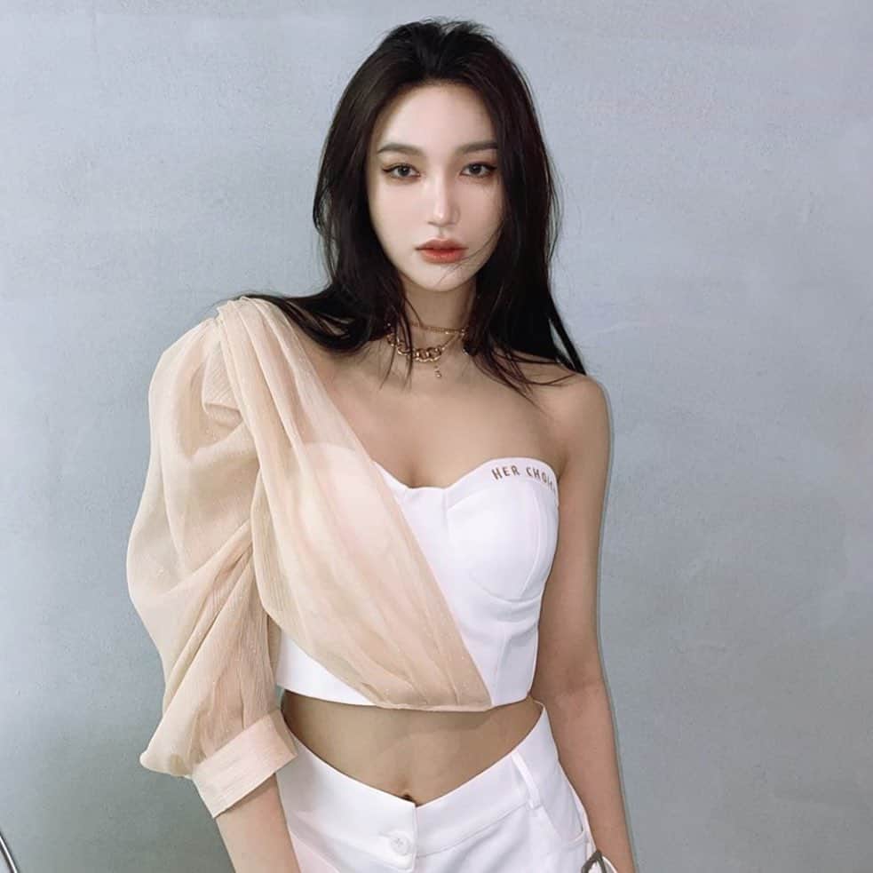 原涼香のインスタグラム：「𝐋𝐚𝐲𝐞𝐫 𝐜𝐮𝐭 𝐢𝐦𝐚𝐠𝐞 ✂︎ ✂︎ 色っぽさは、hairで作れる🤍 ㅤㅤㅤㅤㅤㅤㅤㅤㅤㅤㅤㅤㅤ」