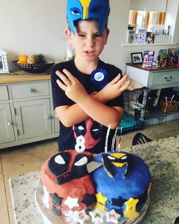 ヒュー・ジャックマンのインスタグラム：「Sam celebrated his 8th birthday with dueling #wolverine and #deadpool cakes. I think it’s crystal clear who won the battle. Don’t you?」