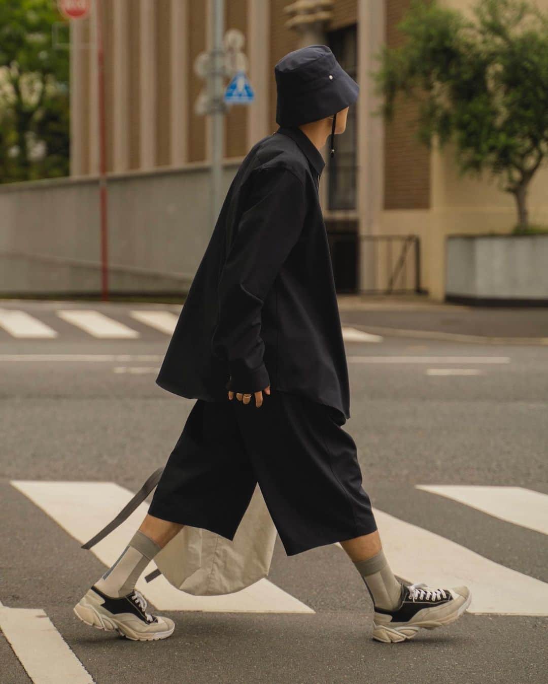 Ryoさんのインスタグラム写真 - (RyoInstagram)「ㅤㅤㅤㅤㅤㅤㅤㅤㅤㅤㅤㅤㅤ 全身、OAMC🚶‍♂️ 次の秋冬も楽しみなアイテムがあります☺️ めちゃくちゃ高いけど💸 ㅤㅤㅤㅤㅤㅤㅤㅤㅤㅤㅤㅤㅤ hat:#ryotakashima shirt:#oamc tee:#oamc pants:#oamc socks:#yoketokyo shoes:#ion bag:#oamc」5月28日 22時08分 - ryo__takashima