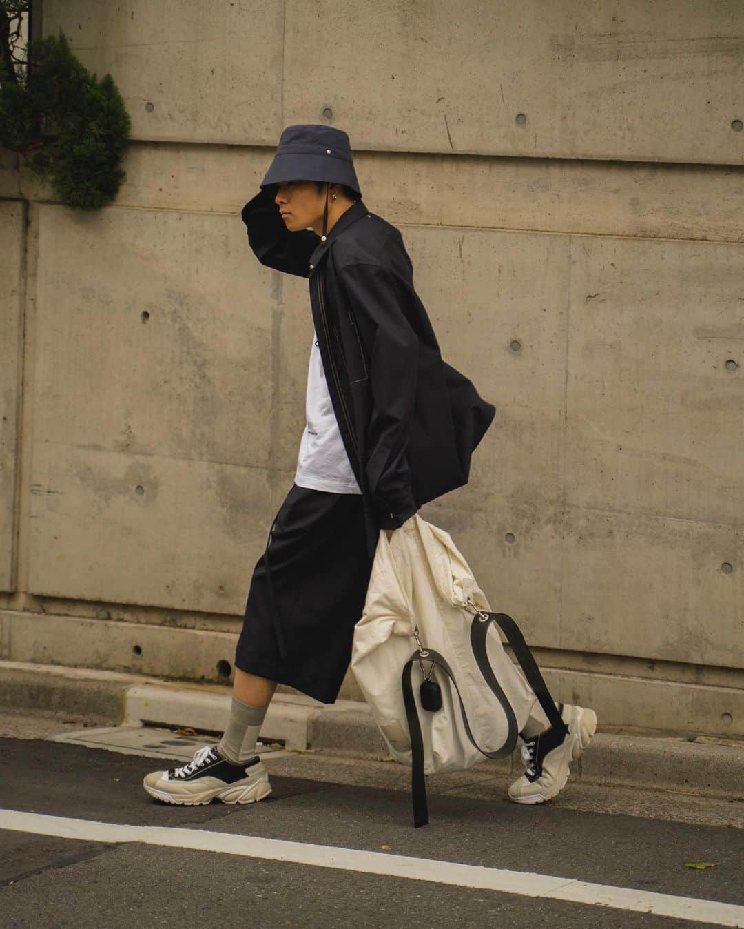 Ryoさんのインスタグラム写真 - (RyoInstagram)「ㅤㅤㅤㅤㅤㅤㅤㅤㅤㅤㅤㅤㅤ 全身、OAMC🚶‍♂️ 次の秋冬も楽しみなアイテムがあります☺️ めちゃくちゃ高いけど💸 ㅤㅤㅤㅤㅤㅤㅤㅤㅤㅤㅤㅤㅤ hat:#ryotakashima shirt:#oamc tee:#oamc pants:#oamc socks:#yoketokyo shoes:#ion bag:#oamc」5月28日 22時08分 - ryo__takashima