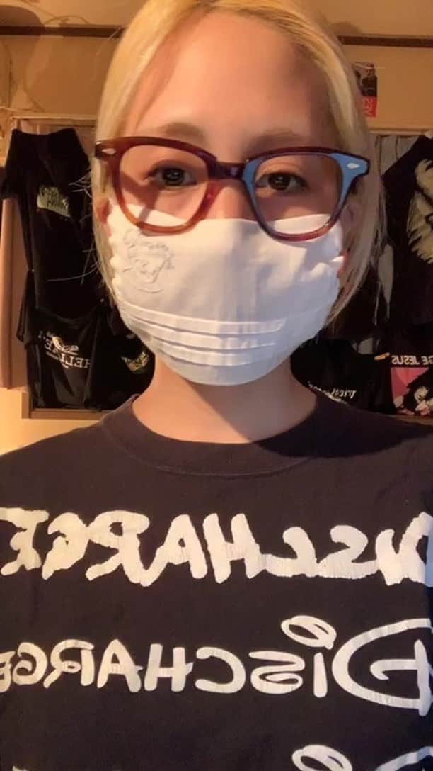 UCARY & THE VALENTINEのインスタグラム：「今日はママが作ってくれたマスクだ」
