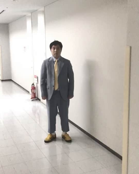 のインスタグラム：「#霜降り明星 #せいや #新ギャグ #あ〜りょ〜〜ん #意味ない言葉がバズる説 #ステイホーム中に考えついた #血迷ったわけじゃない #え #あ〜りょ〜〜ん #の使い時がわからない？ #己の心に聞いてみるといい #必要なのは自分を信じること #せいやさんと距離があるのは #引いてるわけじゃない #ソーシャルディスタンスを保っているだけ #声がやたらと響くのも #密ってないだけ #そのうち絶対みんな使い始めるから #インターフォンもあーりょんになるから #そう信じて今日も眠る #ダウンタウンDX」