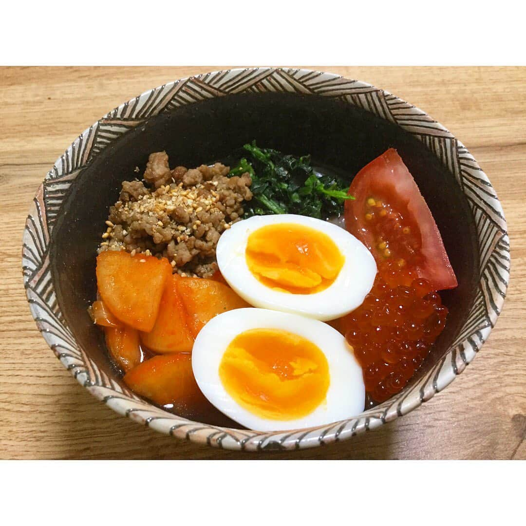 真下玲奈さんのインスタグラム写真 - (真下玲奈Instagram)「またまた冷麺😍 . SHOWROOM配信しながらまたまたつくりました！ . いい感じにの茹で具合😋 . 残り物の具材だけと1番豪華！！ . . .  #冷麺#冷麺が好きすぎる #冷麺大好き #冷麺はじめました #ぴょんぴょん舎 #お家時間 #冷麺最高#美味しすぎて感動 #お腹すぐ減る#テンション上がる #真下玲奈#ちゅるん#れいめん#お腹すくよね#うましか#美味しいご飯 #美味しいもの大好き#お昼ご飯記録 #またまた#いくらのせ#半熟玉子」5月28日 22時24分 - r.mashitaaa.221