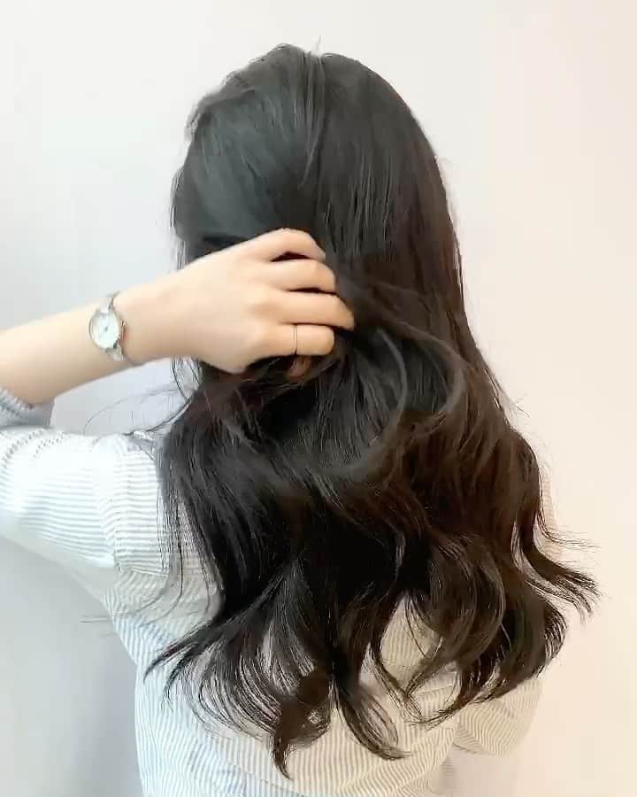 原涼香のインスタグラム：「韓国の子達がよくするこんな仕草も レイヤーカットだから、です❣️ ㅤㅤㅤㅤㅤㅤㅤㅤㅤㅤㅤㅤㅤ」