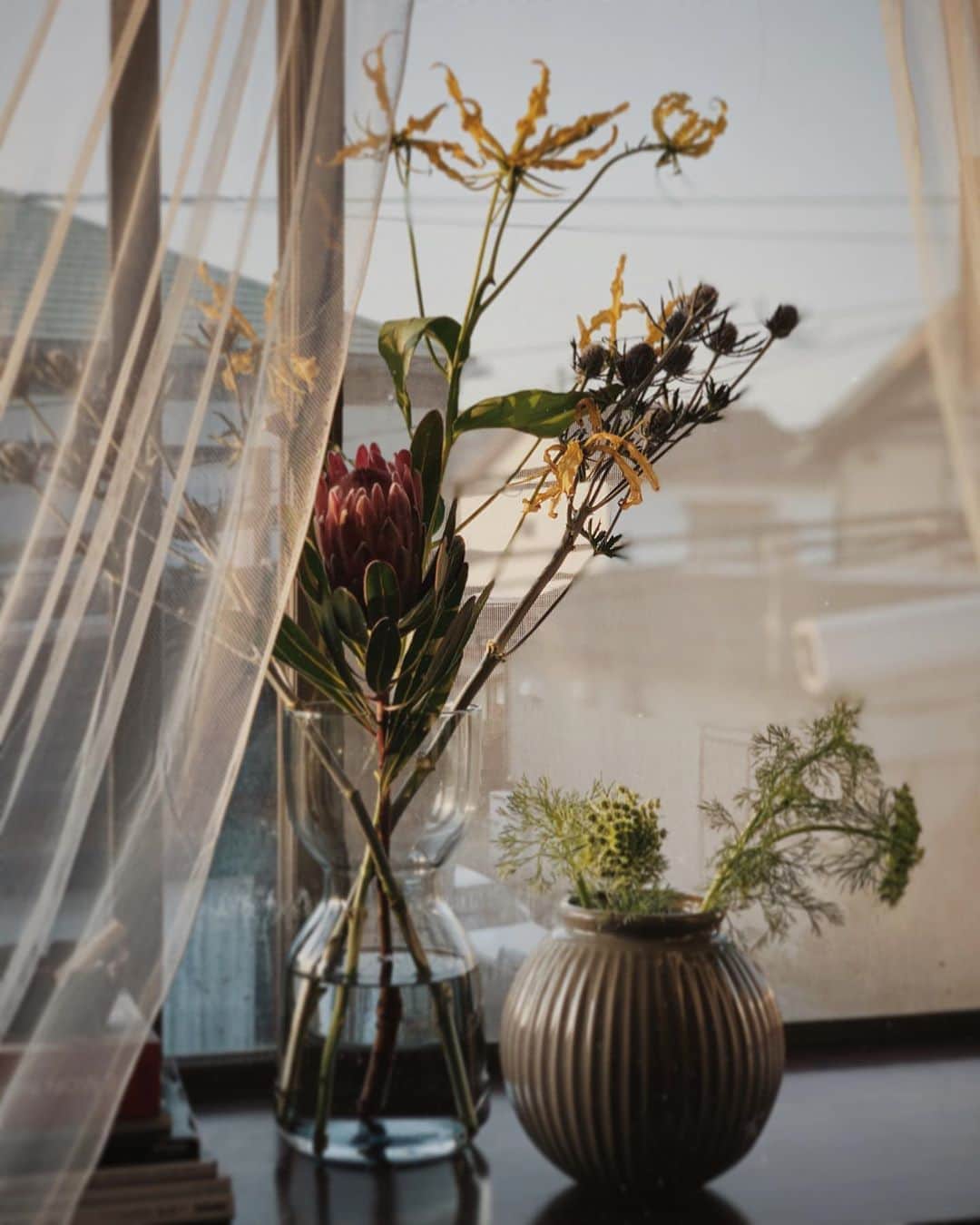 櫻井千尋さんのインスタグラム写真 - (櫻井千尋Instagram)「✮ @fukuoka_effect で目に留まった花たちをお持ち帰り。 今まで花を飾ったことなかったんだけど、 お部屋が一気に明るくなるね。 そしてより居心地の良い部屋になったよ。 花のパワーってすごいね。素敵だね💐🤍 . Effectの花や木々は状態が良くて、種類も多くてそれなのに安いからよく行くお店の一つで、行くと1時間は居座ってしまうくらい楽しめるお店なんだよ。店内にカフェがあるのも居座る理由の一つだな☺️☕️ . . . #effectfukuoka #fukuoka #interior #花のある暮らし #花瓶 #さくらいroom」5月28日 22時18分 - chihirosakurai