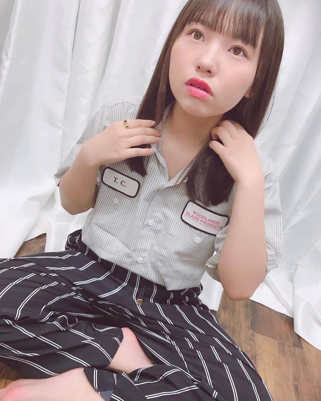 本郷柚巴のインスタグラム：「上下2500円のコーディネート☺️❤️ 今日は暑かったですね💦 1日どう過ごしましたか？  もう少しで冷房をつけないといけない時期に入るなぁ。  #古着 #半袖 #メガネ女子  #ジャンプしてるけどメガネ浮いてる」