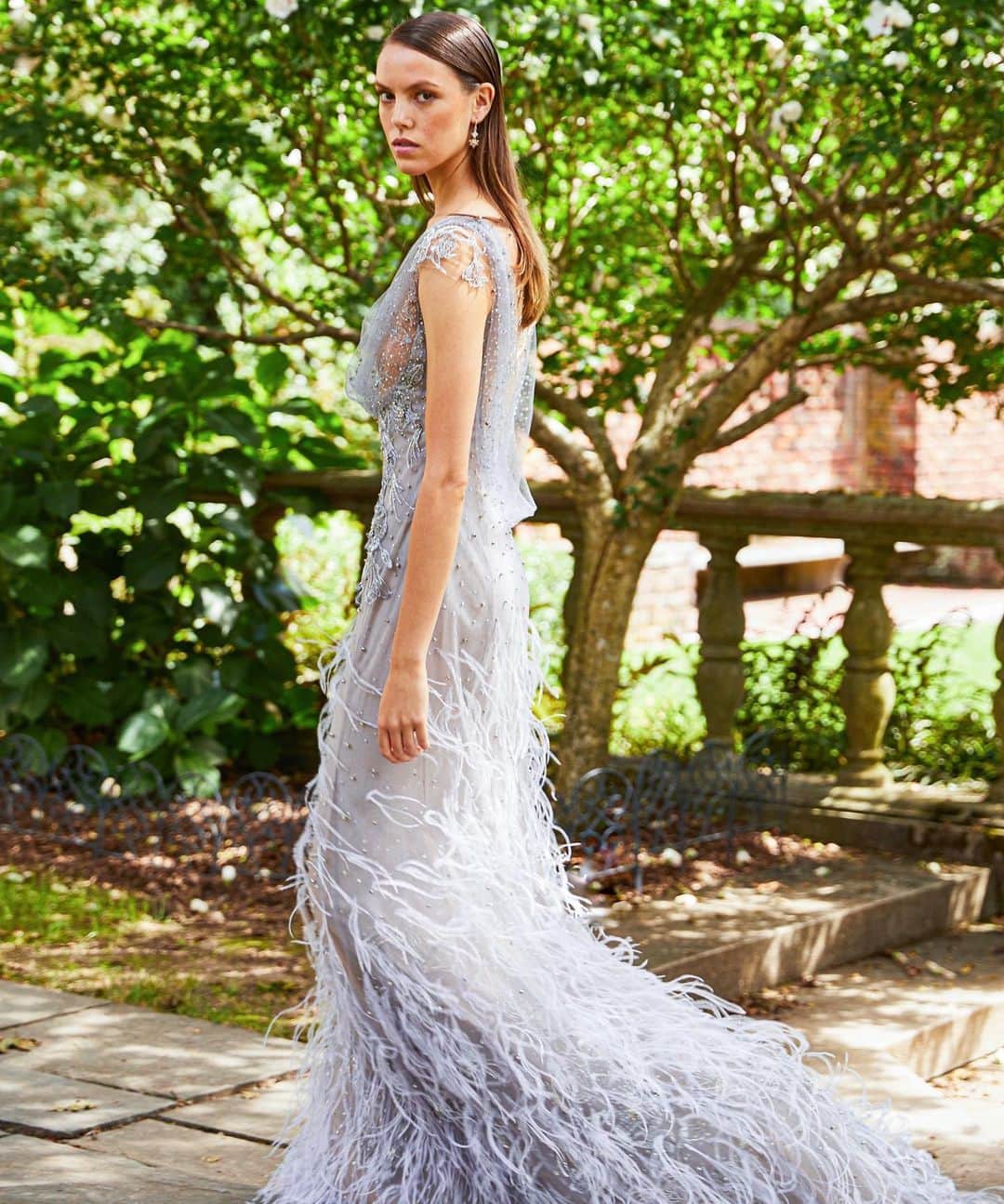 のインスタグラム：「In motion. A behind the scenes look at the Spring 2020 Marchesa shoot. #marchesa #ss20marchesa」