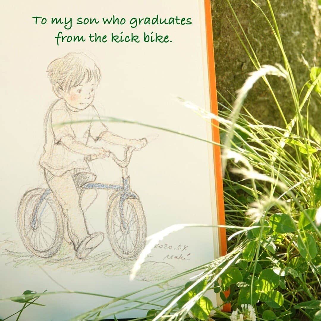 イラストレーター山崎牧子さんのインスタグラム写真 - (イラストレーター山崎牧子Instagram)「キックバイクを卒業し 自転車に乗れるように なったきみへ  おうちギャラリー Gallery art Home Day.5  おうちギャラリー　 お付き合いいただき ありがとうございました。 このバトンを 北の大地で暮らす @yasukichi_and_karl さんに 渡します。自然の中で のびのび遊ぶ犬のカールくん。 猫のチタンやコバルトちゃん やすきちさんの創作活動… みんなの情景があたたかく、 清々しく、いつも気持ちのいい 風が吹いているようなpostが とても好きです。  Thank you for visiting my gallery art home.  From the next time, I will take over this role to my friend. @yasukichi_and_karl  #GalleryartHome #おうちギャラリー #thePowerofArt #Button #StayHome #Washyourhands #Don'tLoseHope #COVID-19 #coronavirus #新型コロナウィルス #WeAreTheWorld #HumanityvsCOVID–19 【Gallery art home ] "Don't let the corona shock get the best of you and enjoy the art at home 🌈 Even if the artist can't show the gallery, they can show their work on Facebook! And for those of you who are watching, let's enjoy the art at home!  I'll be presenting three of my own creations each day for five consecutive days. On the last day of the event, we'll be handing over the baton to 1-5 other artists to take on the challenge!  #GalleryartHome #HomeGallery #thePowerofArt #Button #StayHome #Washyourhands #Don'tLoseHope #COVID-19.  #coronavirus #new coronavirus #WeAreTheWorld #HumanityvsCOVID-19」5月28日 22時26分 - makiko.inatome