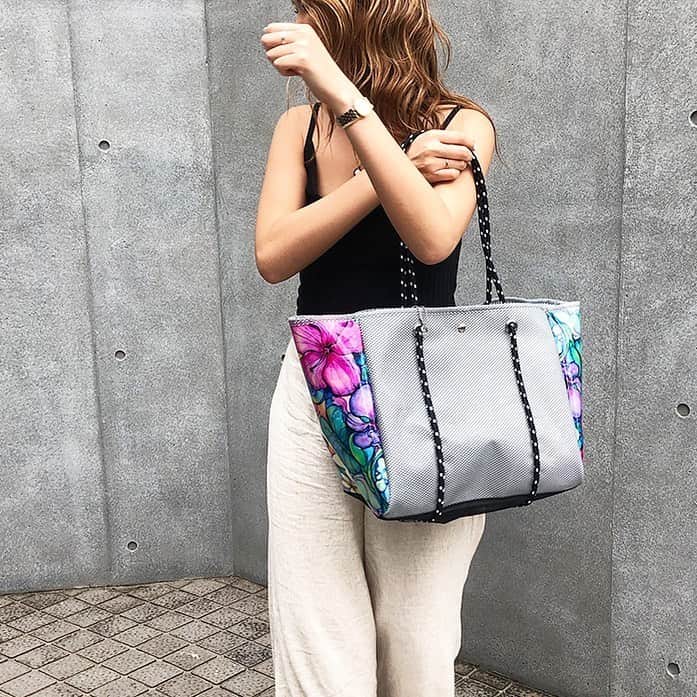 ラレイアのインスタグラム：「🌺 Colleen Wilcoxアートの新作は水濡れOKのビーチトートバッグ😍🧡 ・ エコPVCとメッシュ、そしてトレンドのロープがお洒落なデイリーでも使えるトートバッグです❤︎ ・ 夏に向けて、おすすめな1点✨ ぜひお見逃しなく😊💞 ・ ・ ・ ---La Leia Precious Life(ラレイア)--- @laleia_official ・ 楽天市場店 https://www.rakuten.co.jp/laleia-p-life/ ・ au wowma店 https://wowma.jp/user/52666346 ・ Yahooショッピング店 https://shopping.geocities.jp/laleia-p-life/ ・ ・ @laleia_official  @colleenwilcoxgallery_jp  #colleenwilcox#art#hawaii#aloha#surf#beach#laleia#ハワイ#フォトジェニック#インスタ映え#インスタ女子#アロハ#ビーチ#海を感じる雑貨#ラレイア#アート#ビーチガール#サーフスタイル#大人カジュアル#トートバッグ #コリーンウィルコックス#ギフト#プレゼント」