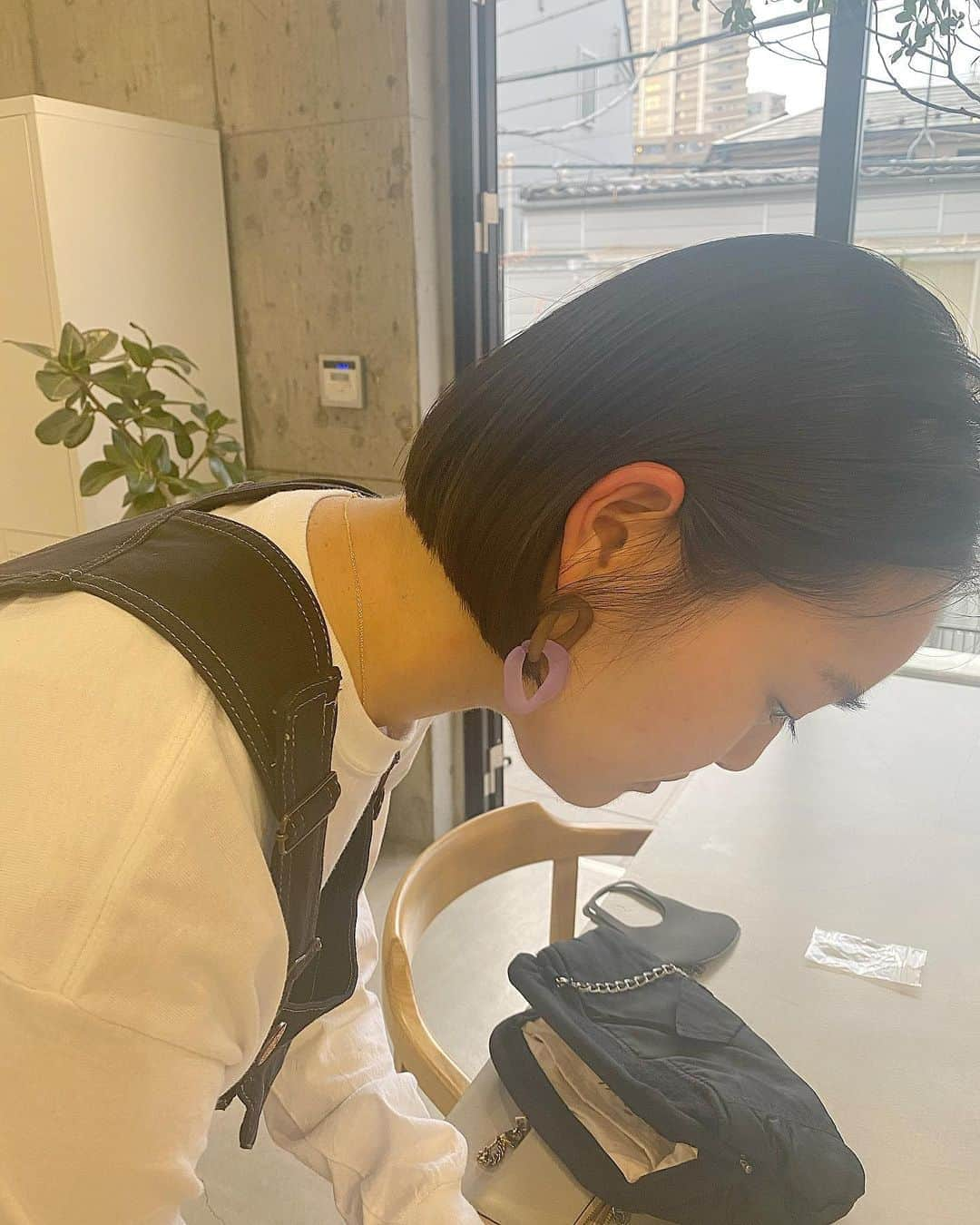 Yanagihara Hirokiさんのインスタグラム写真 - (Yanagihara HirokiInstagram)「ばっさりと　　コンパクトなミニボブに✂︎ ・ ・ サーフィンしてるからドルフィンスルーの邪魔にならないように ・ ・ 南台湾がおすすめって聞いて　サーフィン行きたくなった ・ ・ #サーフィン #南台湾 #ミニボブ #切りっぱなしボブ #外ハネボブ #耳掛けボブ #ショートヘア #ショートボブ #ハンサムショート」5月28日 22時41分 - yanagihara_hiroki