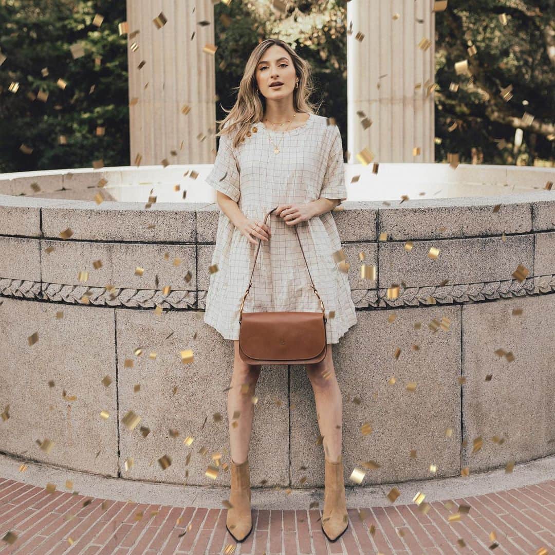 イルビゾンテのインスタグラム：「Always felling good with your Il Bisonte bag! ☆  #ilbisonte #madeinitaly #accessories」