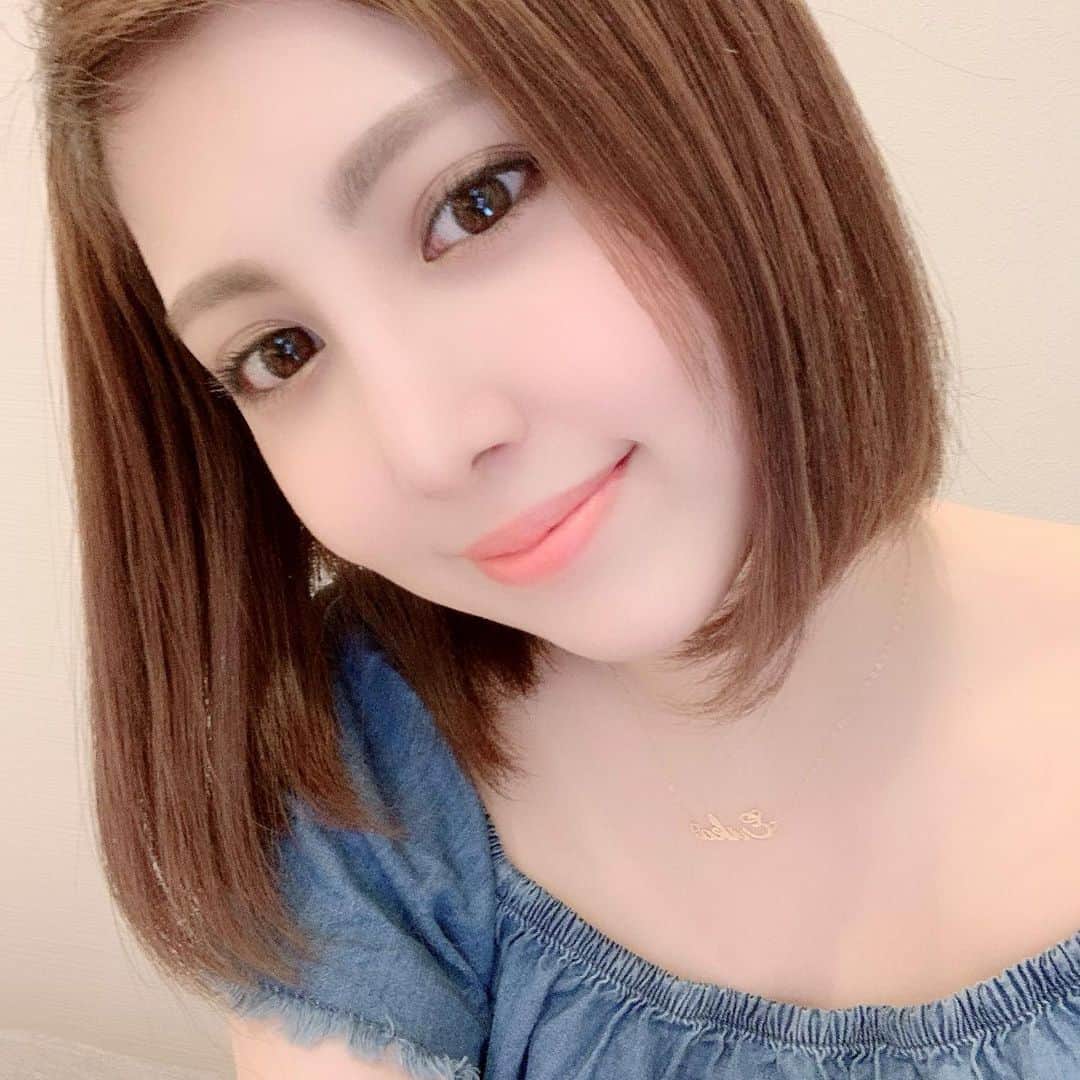 のインスタグラム：「伸ばしてたけど、結局ボブにしてきた🙆‍♀️ .  #ヘアスタイル #ヘアアレンジ #美容室 #ヘアセット #hairstyle #hair #haircolor #hairarrange #ボブアレンジ #ボブヘアー」
