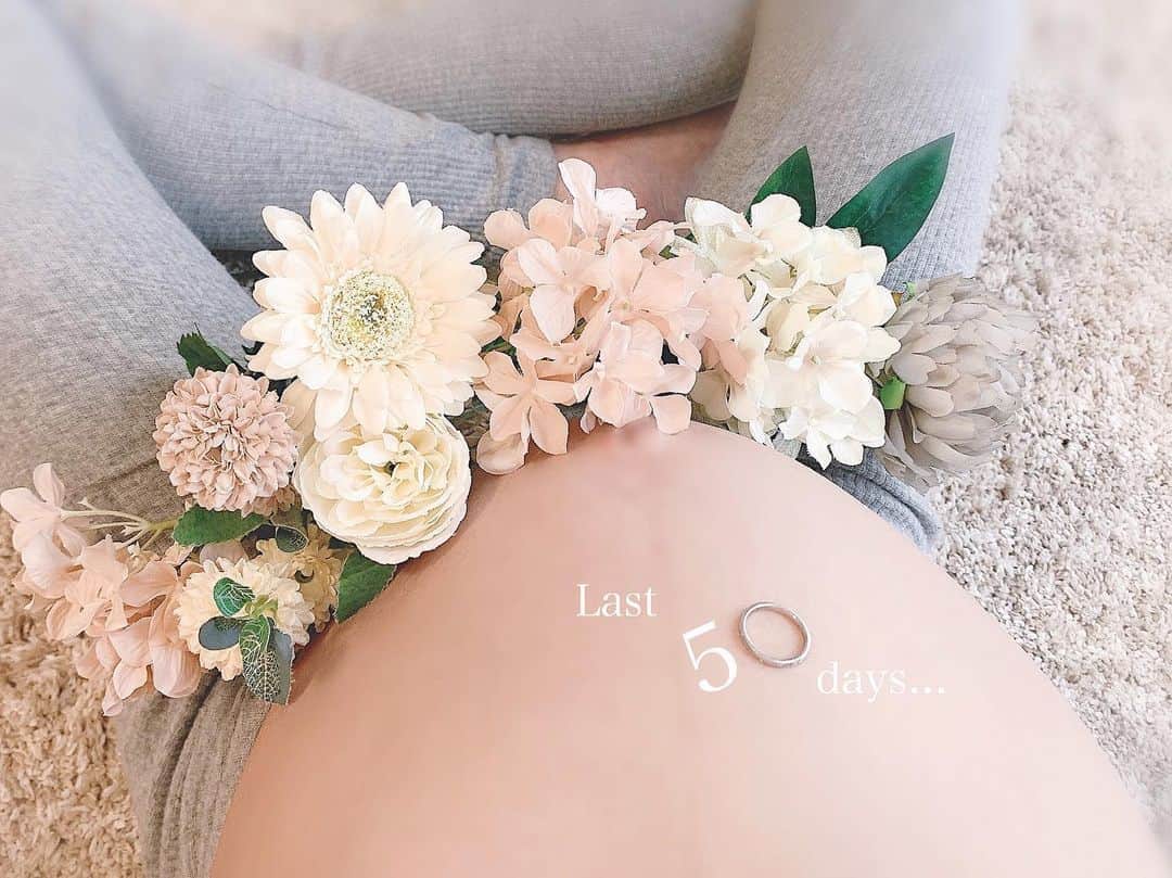 さっぴちゃんのインスタグラム：「... ... 𝐋𝐚𝐬𝐭 𝟓𝟎 𝐝𝐚𝐲𝐬 👶🏼🖤... ... . . Last 100 daysの時と少し変えて💐❤︎ ささっと3分で撮り終えた(笑) . あっという間に、あと50日になりまして 2度目のマタニティライフももう終わりに 近付いてると思うと、少し寂しいな🥺♡♡♡ . 写真で見ても分かるくらい、あかりの時に比べて お腹が前に突き出てるので、色んなところに ぶつかる(笑) そして何してても苦しい🤰(笑) . どんなインナー付けてても四六時中苦しくて ふがふが言ってるただの変な人に なりつつあります🤣ww . . ………………………………(♡)……………………………… .」
