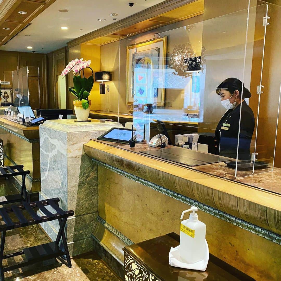 横浜ロイヤルパークホテルのインスタグラム：「横浜ロイヤルパークホテルでは、ご宿泊の予約受付を再開いたしました。  営業再開にあたり、お客様が安心してご滞在いただけるよう、様々な対策を行っています。 消毒の徹底や、マスクの着用、フィジカルディスタンスの確保など、お客様をお迎えする準備は万全です！  スタッフ一同、お客様のお越しを心よりお待ちしております。  #横浜ロイヤルパークホテル #yokohamaroyalparkhotel #横浜 #yokohama #みなとみらい #横浜ホテル #ホテル #hotel #ホテル好き #ホテルライフ #ホテルステイ #thepreferredlife #royalparkhoteljp」