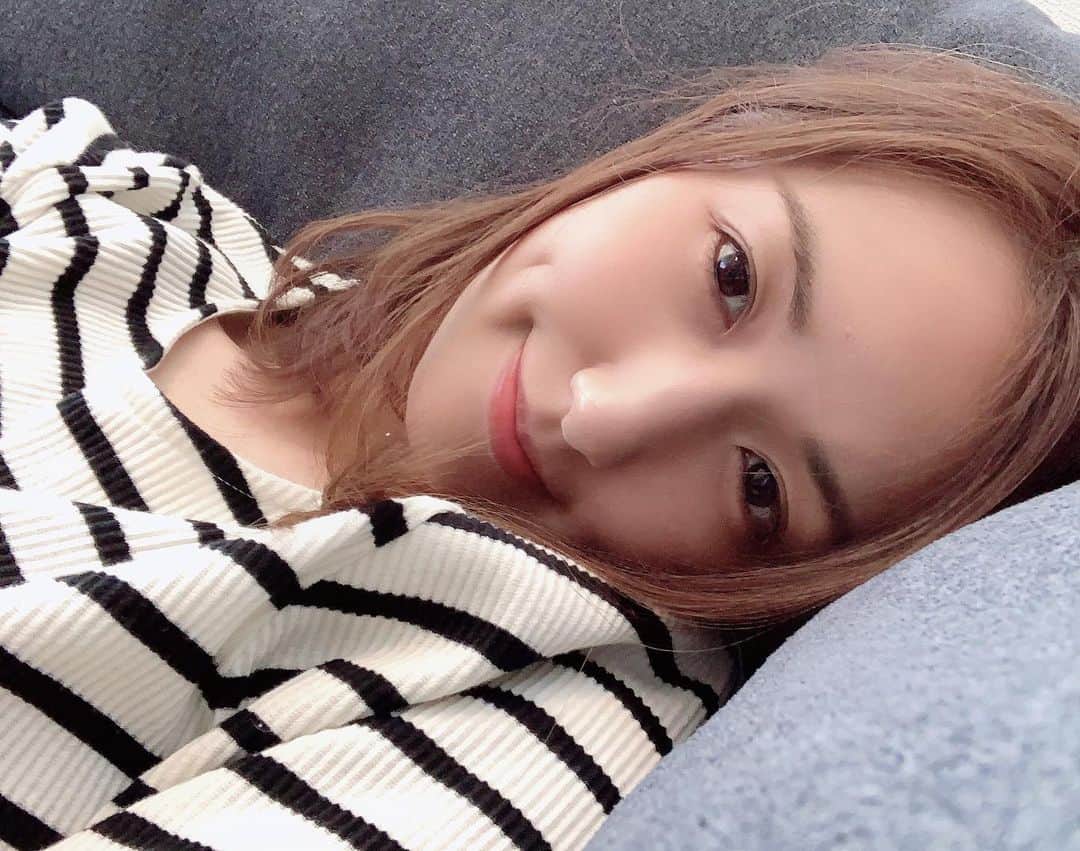 神谷美伽のインスタグラム：「子供たちのスクールが始まってここが定位置になりつつあります🐶💦５年ぶりくらいにまとまった1人の時間ができて、やりたい事が沢山あったのにコロナもあり、脱力🙉軽い五月病みたいになってます　笑笑　しばらくゴロゴロして、またこれから先の事を考えないとですね✨今大変な人達の力にもなれたらいいな。  #ひとりごと #姉妹ママ  #家事がまだ残ってる  のに #ゴロゴロ　😅 #いつからおでかけできるのかな」