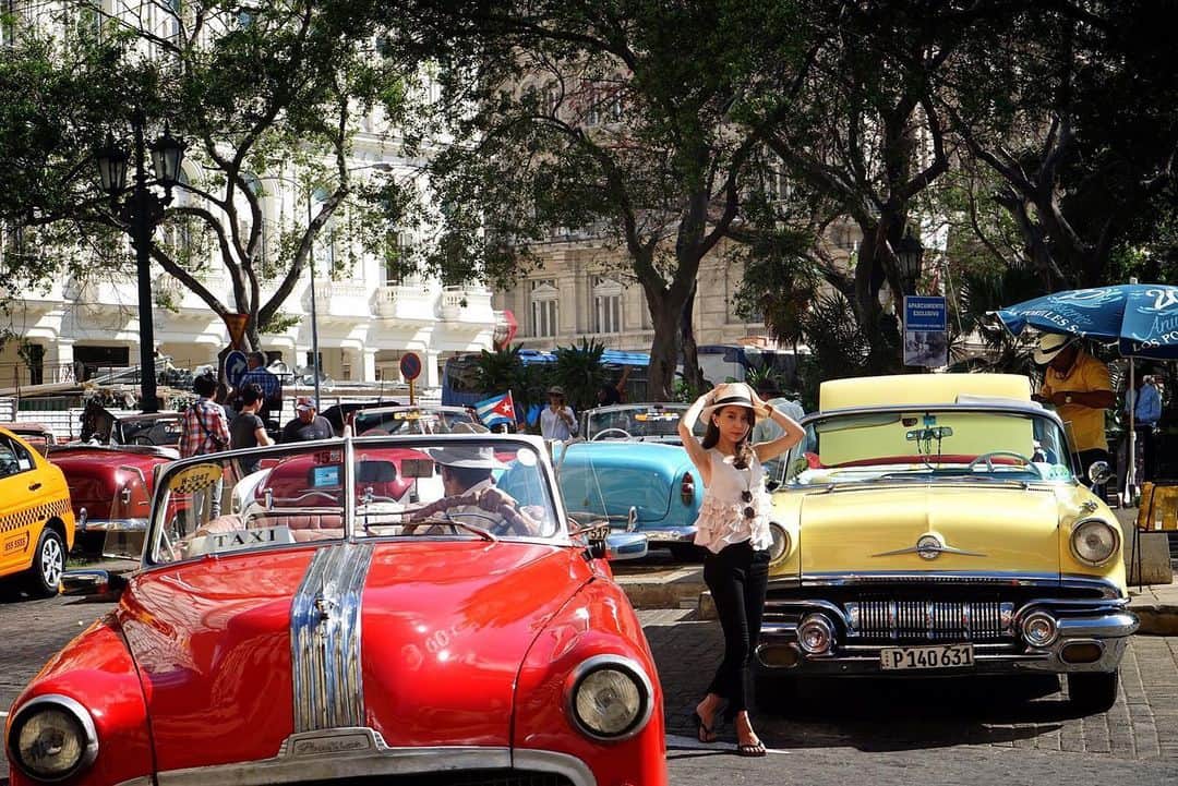 May J.さんのインスタグラム写真 - (May J.Instagram)「Half of my heart is in Havana, ooh na-na...🇨🇺 過去の旅写真。 かっこいいクラシックカーがあちこち走ってて、まるで映画の世界に迷い込んだようだった。 キューバはまたいつか絶対に行きたいな。 ❤️🤍💙 #ThrowBackThursday #Cuba #classiccars #Havana #travel」5月28日 14時23分 - mayjamileh