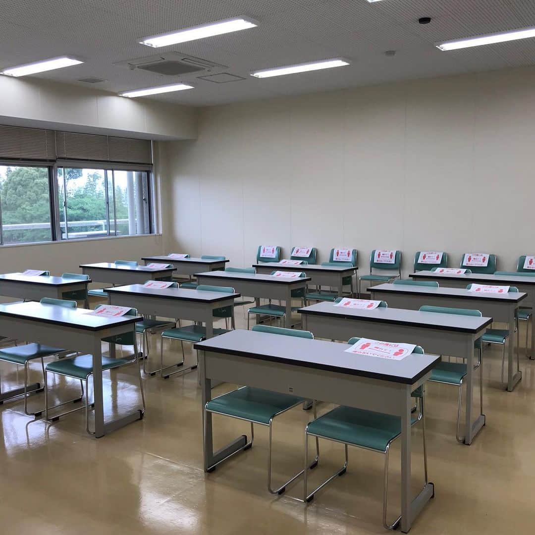 福岡女子短期大学さんのインスタグラム写真 - (福岡女子短期大学Instagram)「4月以降、子ども学科では教員会議もオンラインで開催してきました。昨日は6月1日の対面授業に向けて様々な情報を共有し合いました。本日は5号館の教室を感染症防止対策のために机・椅子の指定を行いました。着々と準備を進めております😊 . #福岡女子短大　#子ども学科  #福女短　#福岡女子短期大学」5月28日 14時25分 - fukuoka_wjc