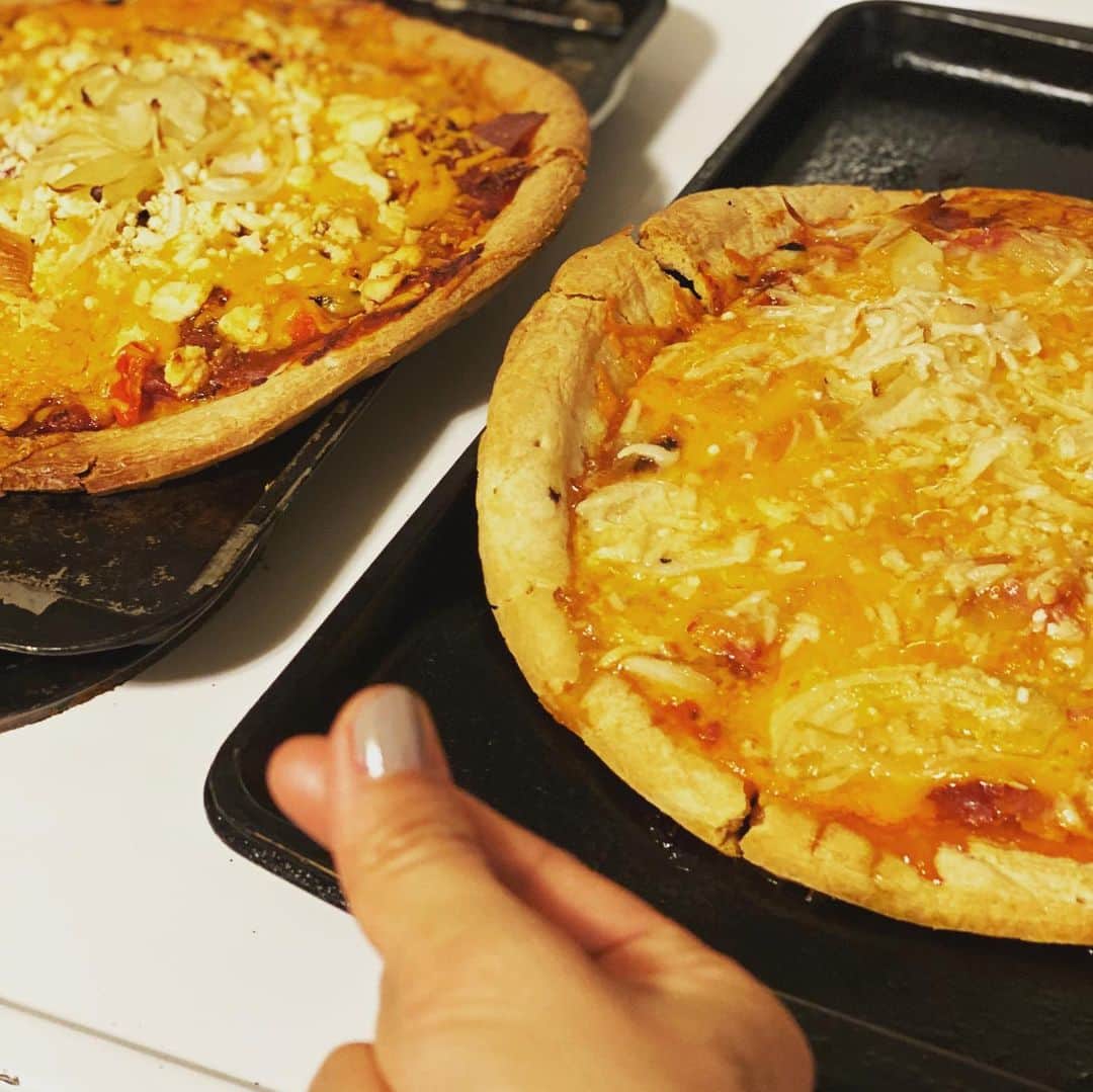 吉野紗香さんのインスタグラム写真 - (吉野紗香Instagram)「Tawnee made it all🧑🏻‍🍳✨so delicious🤤💕✨ 全てタニーが作ってくれました🧑🏻‍🍳✨とっても美味しかったです🤤💕✨ #nanaimobc #firstnations #cooking #homemade #sodelicious #lasagna #garlictoast #stroganoff #pizza #blueberryapplepie #britishcolumbiacanada #muffin #pug #ファーストネーションズ　#ホームメイド　#クッキング　#とっても美味しかった　#ラザニア　#ガーリックトースト #ストロガノフ　#ピザ　#ブルーベリーアップルパイ　#ブリティッシュコロンビアカナダ　#マフィン　#パグ」5月28日 14時30分 - sayakayoshino_official