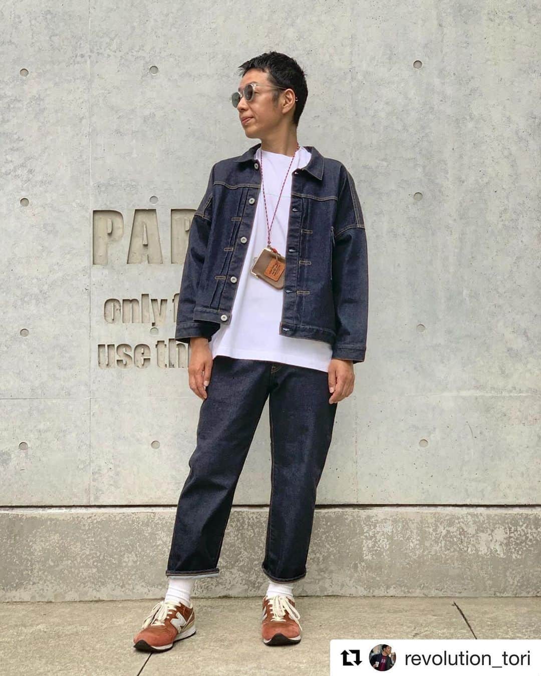 のインスタグラム：「#Repost @revolution_tori  本日はBLOGの日  がま口には何入れようか？  whizのコーデュラデニムJKT トップスはワイドシルエットで パンツはくるぶし丈。 馴染みのデニムでも、シルエットの違いで、ずいぶん印象が変わる。  #大人のがま口  #男子はデニムが好き  #拘りが強い  #デニムコーデ  #本日はblogの日  #whiz  #ウィズ  #whizlimited  #retaw  #palmangels  #airpods  #revolution_sendai  #whiz #lumpsendai  #リヴォルーション仙台」