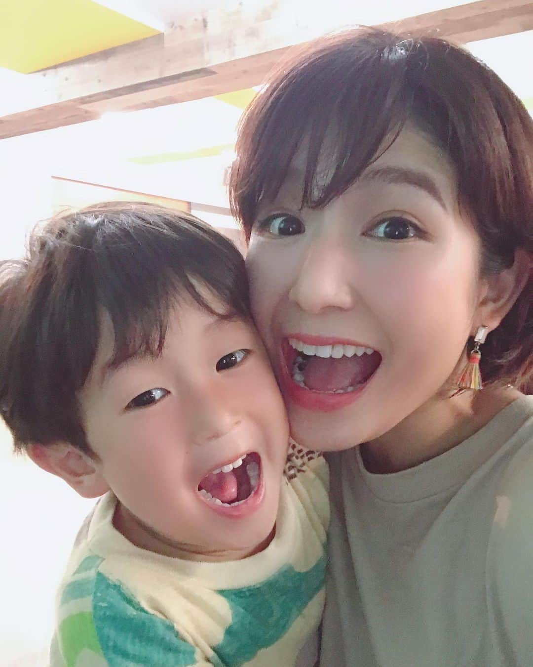 小西ゆりなさんのインスタグラム写真 - (小西ゆりなInstagram)「外出自粛期間に何かできないものかと始め… およそ2ヶ月間配信してきた親子でインスタライブ👩‍👦 ひとまず本日で終了です‼️ 今後はYouTubeチャンネル「子供が喜ぶリズムちゃんねる」をゆるりとアップする予定なので、是非見てもらえたら嬉しいです😃 今まで参加してくださった方、本当にありがとうございました♡ #小西ゆりな #親子ダンス #リズム体操 #子供と一緒に #親子で楽しめる #ストレス発散　#おうちで踊ろう #リフレッシュ #親子の時間 #ダイエット #有酸素運動 #インスタライブ #youtube #チャンネル登録お願いします」5月28日 15時15分 - yurina_konishi