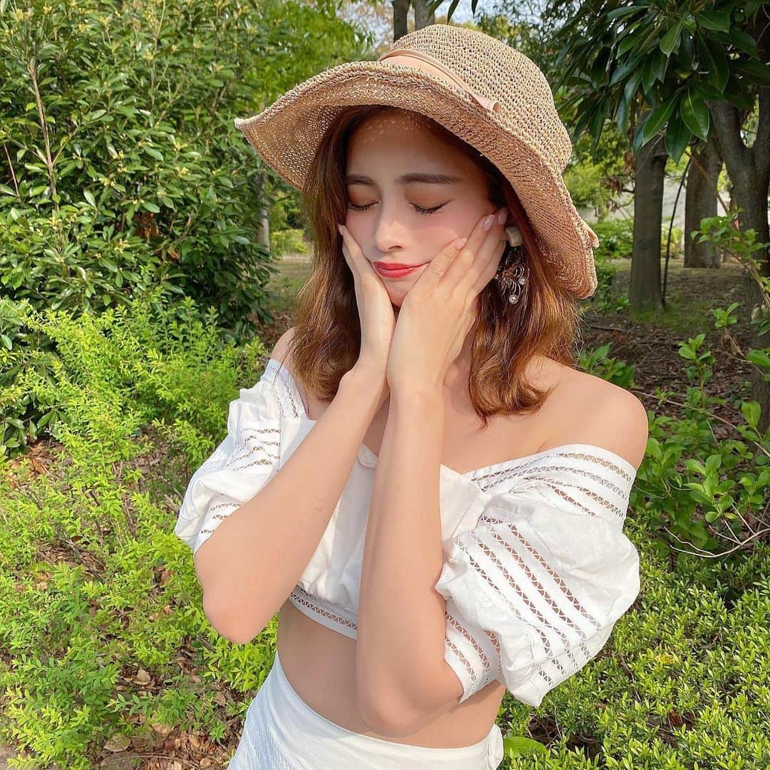 のインスタグラム：「ほっぺた🍑 そろそろ美容クリニックでお肌のケアしたいぃぃ。 予約しよっと😚💭 私はだいたい月一でお肌のケアいきます！ (今回は2ヶ月くらいあいてしまって 肌荒れと毛穴の汚れ気になる🙄🔥) ・ ・ ・ ・ ・ ・ ・ ・ ・ ・ ・ ・ ・ ・ ・ #撮影#アパレル#ガーリー#コロナに負けるな#おうち時間#おうちごはん#おうち#サンダル#ホワイトコーデ#セットアップ#夏#夏服#帽子#ワンピース#ワンピ#リゾート#旅行#メイク#スタイル#ダイエット#インスタ映え#カメラ女子#写真#巻き髪#ヘアスタイル#ヘアアレンジ#setup#onepiece#sandal#stayhome」