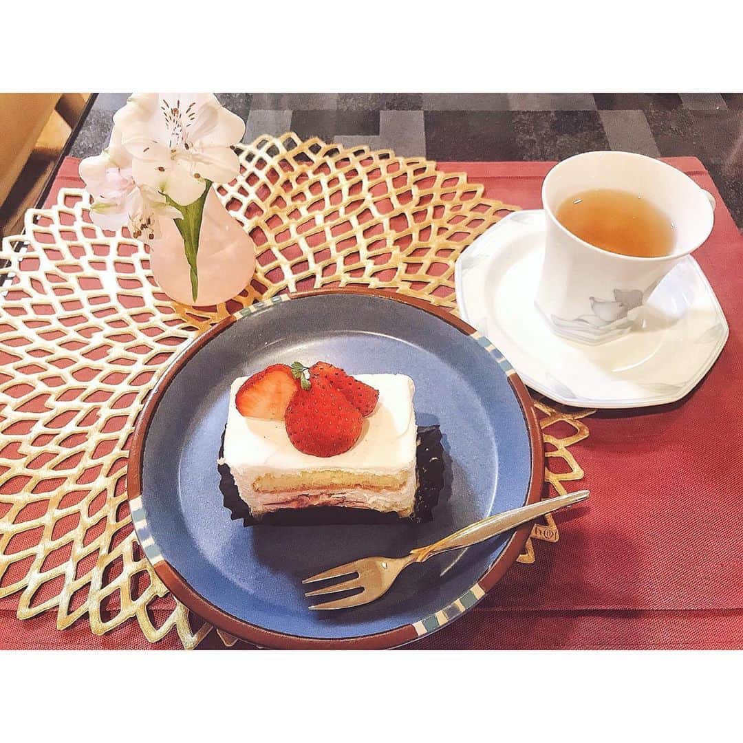 藤井美菜さんのインスタグラム写真 - (藤井美菜Instagram)「. お家でカフェ気分🍰☕️ 집에서 카페 느낌🍰☕️ Feel like being at cafe 🍰☕️ #cake#ケーキ#케이크#🍰#blacktea#紅茶#홍차」5月28日 15時27分 - fujii_mina_0715