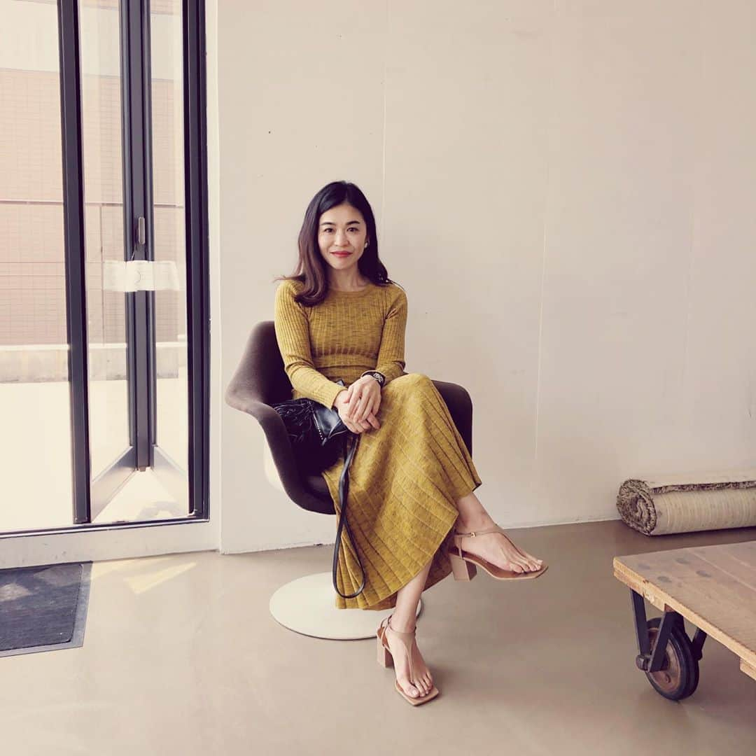 辻直子さんのインスタグラム写真 - (辻直子Instagram)「#stylingknock#yellow#dress 🧘🏻‍♀️ @1030kei さんからstyling knockのバトンいただきました  リブのロングのワンピース✔️ 背筋をきれいに立たせて着るお洋服すごく好きなんです  もちろんその逆も好き  お仕事をしてるとき、しゃーん💃としてると勝手に気分が上がるのです  気分が上がるスウィッチ🕹いくつか持ってます  単純ね👌🏻」5月28日 15時27分 - naoko.ts