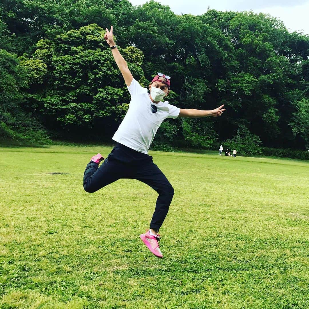 岡田亮輔のインスタグラム：「皆様〜😊✨お元気ですか👏✨👏僕は日々元気に過ごしています❗️❗️ 久々に家族と公園に来ました✨天気も良くて☀️いっぱい走り回ってめちゃ楽しそう👍✨ やっぱり緑は気持ちが良い〜👌 #久々の公園 #子供達が楽しそう #リフレッシュ #天気も気持ち良い #子供達の笑顔 #えがおがいちばん💕😊」