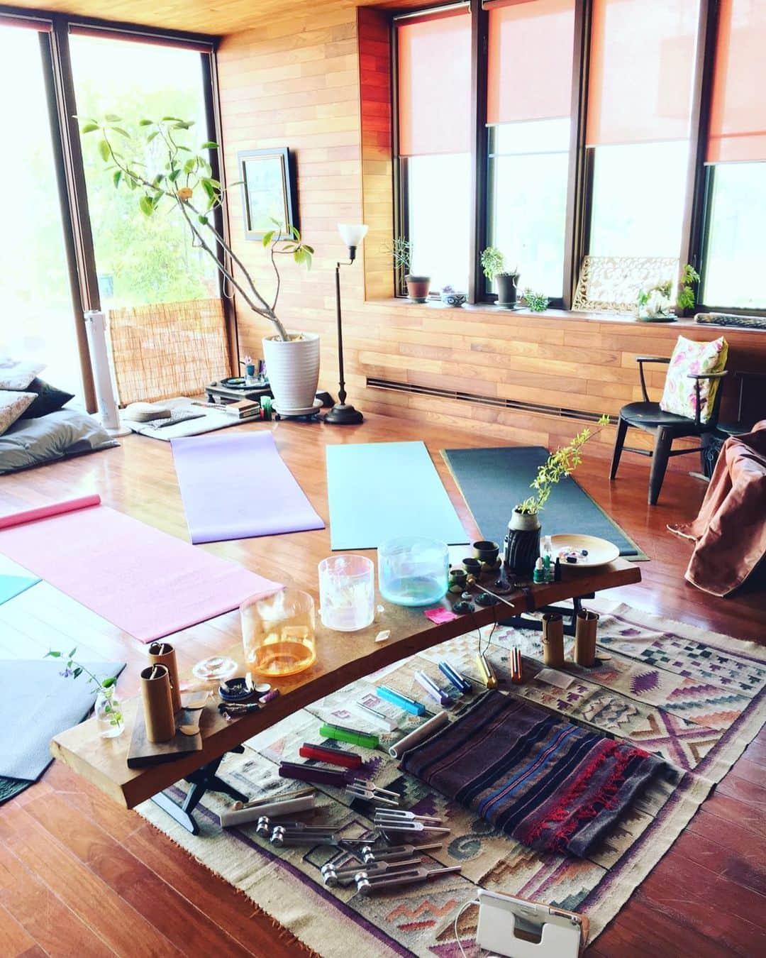 SHANTIさんのインスタグラム写真 - (SHANTIInstagram)「Flashback to the first sound meditation and energy detox workshop I did in Japan. Such a beautiful space.  I am in the process of shifting into my authenticity and true essence even more.  Sound heals as love heals.」5月28日 15時43分 - shantimusic