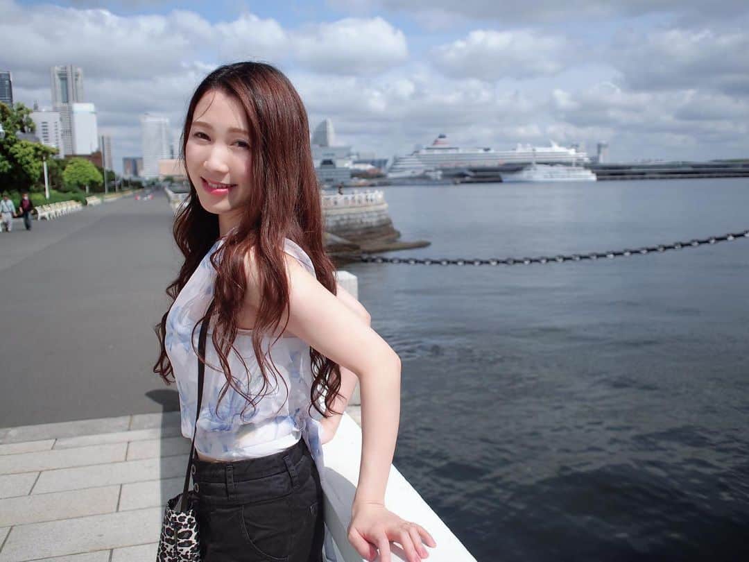 のインスタグラム：「撮影終わりに大好きな山下公園へ🚢✨小さい頃おじいちゃんの自転車の後ろに乗せてもらってしょっちゅう山下公園遊びに来たな〜🚲中華街で肉まん買って山下公園で食べる！が定番ルートだった！懐かしい🥰 飛鳥が来てた🚢✨ . #山下公園 #横浜 #横浜市 #横浜大好き #横浜生まれ #横浜生まれ横浜育ち #綺麗 #海 #海好き #撮影 #良い天気 #中華街 #肉まん #自転車 #みなとみらい #元町中華街 #ぶらり #散歩」
