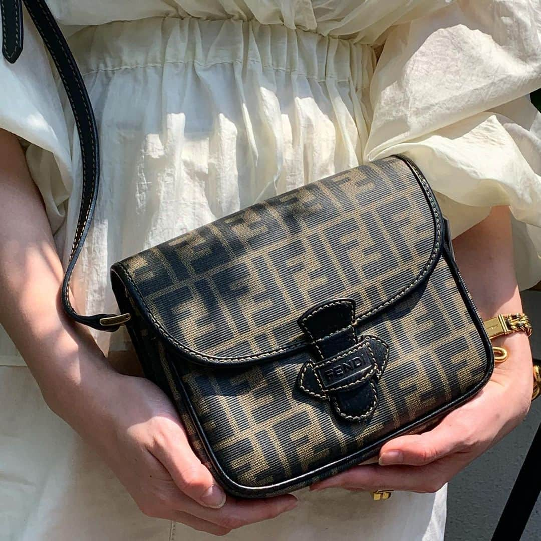 Vintage Brand Boutique AMOREさんのインスタグラム写真 - (Vintage Brand Boutique AMOREInstagram)「Fendi Vintage Zucca Shoulder Bag  On website search for AO25694.  Free Shipping Worldwide✈️ DM for more information ≫ ≫ ≫✉️ info@amorevintagetokyo.com  #amoretokyo #amorevintage #amoregentleman #fendi #vintagefendi」5月28日 15時40分 - amore_tokyo