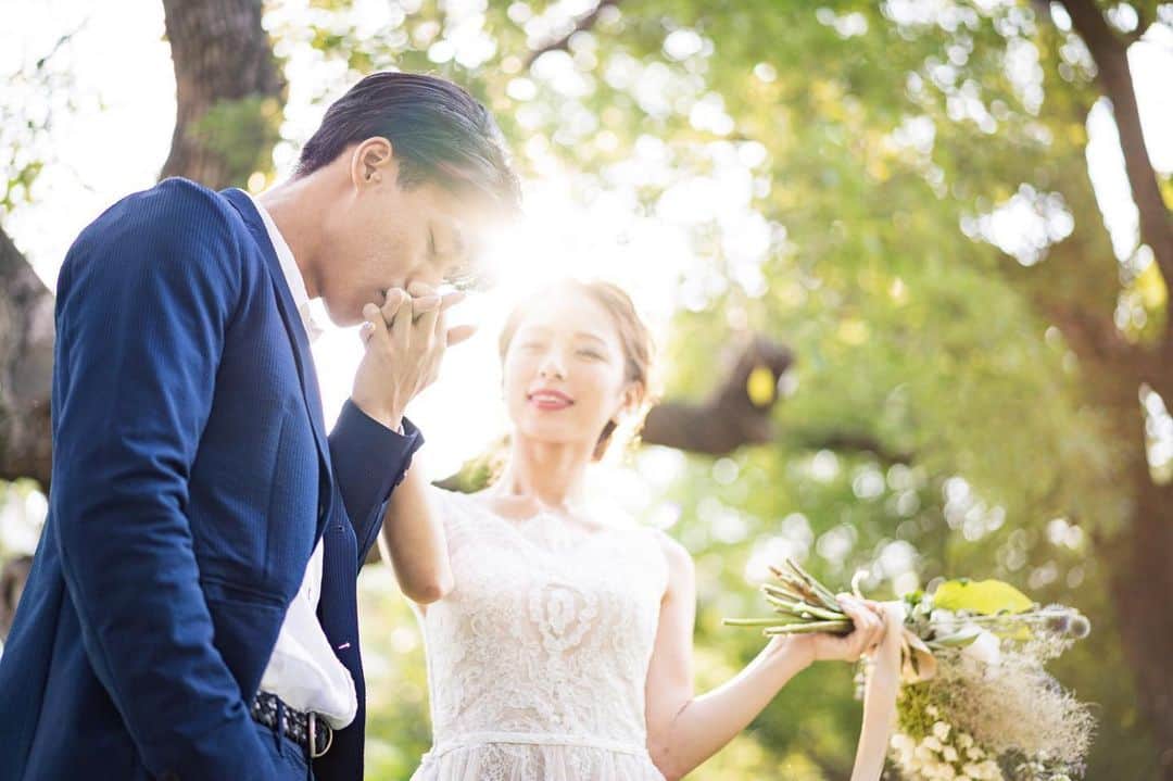 RECUERDO（レクエルド）のインスタグラム：「💕レクエルドから新郎新婦様へ💕  新型コロナウイルスによる影響で挙式を延期せざる終えなかったお二人や お写真だけでも残しておきたい！ そんな新郎新婦様へ少しでもお力添えになればと思い特別プランをご用意致しました。 ◆特別PLAN◆  対象期間：8月末迄に撮影頂けるお客様 ◎洋装ロケーション 撮影プラン ￥50,000(税込) 　ヘアメイク・お写真データ・移動車両含む ※衣装は含まれておりませんので、お好みの衣装をご持参ください 　撮影地：大阪近郊にてご希望を伺いご相談 (撮影場所によっては高速代・申請料を別途頂く可能性がございます) 　撮影時間：1時間 ◎エンゲージメント撮影　￥30,000(税込) 　私服撮影お写真データ・移動車両含む 　撮影地：大阪市内で要相談 　撮影時間：1時間  5月末日まで店舗営業は休業しております為、お問い合わせはインスタグラム上のメッセージ又はお問合せメールにてお問合せをお願い致します。  #前撮り #洋装前撮りロケーション  #recuerdo  #結婚式準備 #ウエディングフォト #日本中のプレ花嫁さんと繋がりたい #2020秋婚 #2020花嫁 #関西花嫁 #プレ花嫁 #ロケーションフォト」