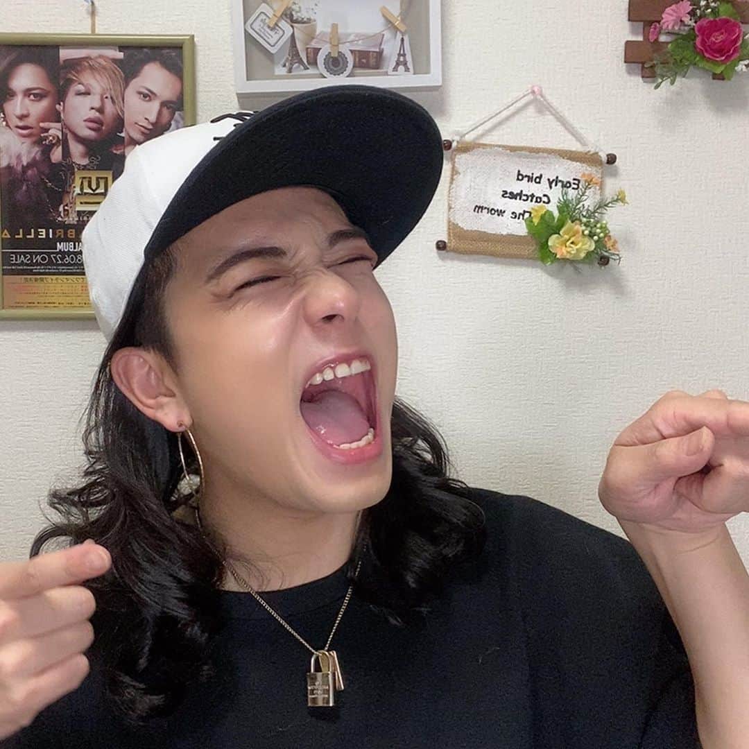 HIDEKiSMのインスタグラム：「★1人自己満企画。第三弾  #おうち時間 に撮った写真を残していこうの巻。どんちー！ キャップとか被っちゃったよの回。 おうちでは帽子を取りなさい！ヒェッ！  私ね。自分の笑った顔が好きじゃないんですよ。顔おっきく見えるし、豪快だし、とりあえず笑い方気持ち悪いじゃないですか？ だから写真の時も歯を出してニコッ😁みたいな笑顔じゃなく、笑わないでわざわざ決めポーズ決めちゃったりしちゃうんだけど。 だから何度も笑い方を直そうと試みたんだけど、そー簡単に笑顔ブスは治んなかったわけ😞あぁん。  でもね。YouTubeを初めて、色んな方がひできの笑い方つられるだ、笑い方好きだどーだ言ってくれるから「いーや。もう直さなくて」って思ったわけ。  今でも別に自分の笑い方好きじゃないけど、ただ言えるのは私は豪快に笑う人が好きだなって思うわけ。 だから豪快に笑いたいし、笑ってほしいなって思うわけ。 そういえば家族も友達も豪快に笑う人ばっかりだわ。 笑う門には福来たる💋  けど豪快に笑っても飛沫には気をつけて❤️ 第二波あるわよ！油断しないで！ #enviigabriella #hidekism #gay #lgbt #fashion  #makeup #entertainment #オネエ #エンガブ #tokyo #japan  #てか別に誰かの為に笑うわけじゃなく自分が楽しいから笑うんだよな #そして最後の写真は綺麗ぶった #うんやっぱ豪快に笑ってるほうがうけんな」