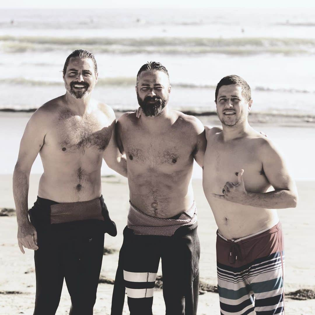 テイラー・キニーさんのインスタグラム写真 - (テイラー・キニーInstagram)「Brothers trying for 6ft」5月28日 16時17分 - taylorkinney111