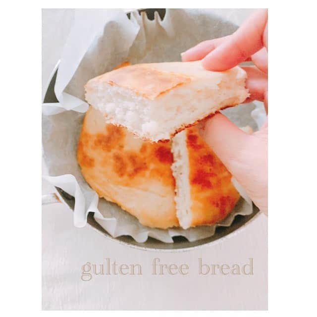 前田ゆかのインスタグラム：「フライパンで焼く米粉パンを作ってみました！  いつもオーブンで発酵と焼く時間合わせると1時間。フライパンだとその半分で出来上がり✨驚きです！  まだ完成途中、もっと膨らみをだしたいのでいろいろと試してみたいと思います✨  サンドウィッチは胡瓜とツナとパセリを挟んでおやつに皆でいただきました🤍  #gultenfree #glutenfreefood  #グルテンフリー #グルテンフリーパン #オーブンよりカリッと #maeyukareshipi」