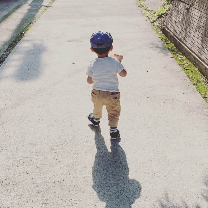 百千糸のインスタグラム：「散歩^_^ 最近、近所ならベビーカーなしで歩かせています。車や自転車が通るところは抱っこしたり、屈んで手を持ったりしているせいか腰が痛い💦  乗り物が好き、なかでもバスが大好き。 駅前はバス停留所が沢山あるから沢山バスがみれました。車掌さんがみんな手を振ってくれて嬉しいそうでした😊」