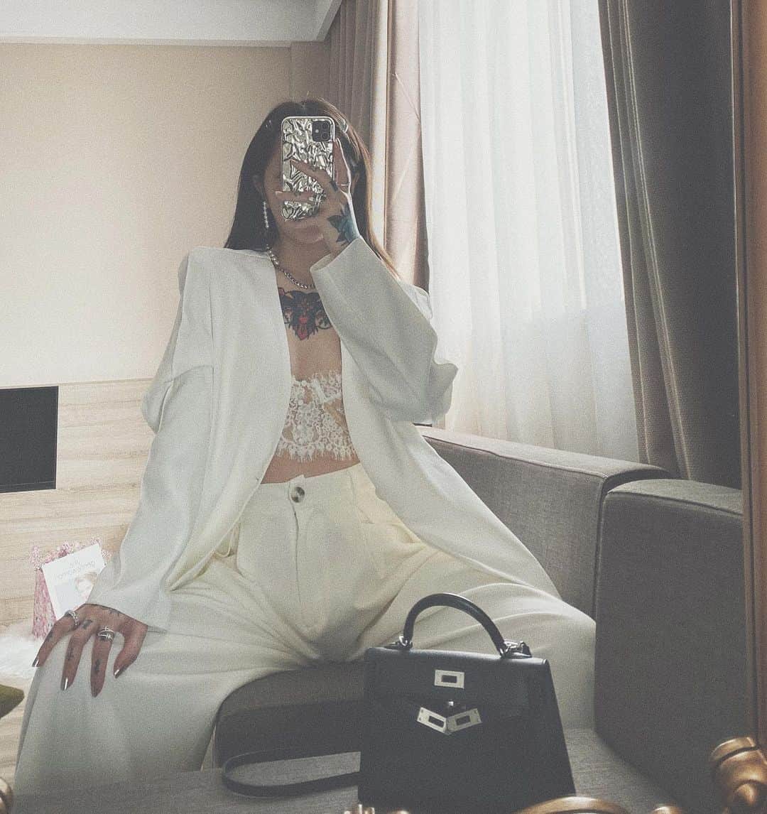 Abby Chenのインスタグラム：「🤍🖤」