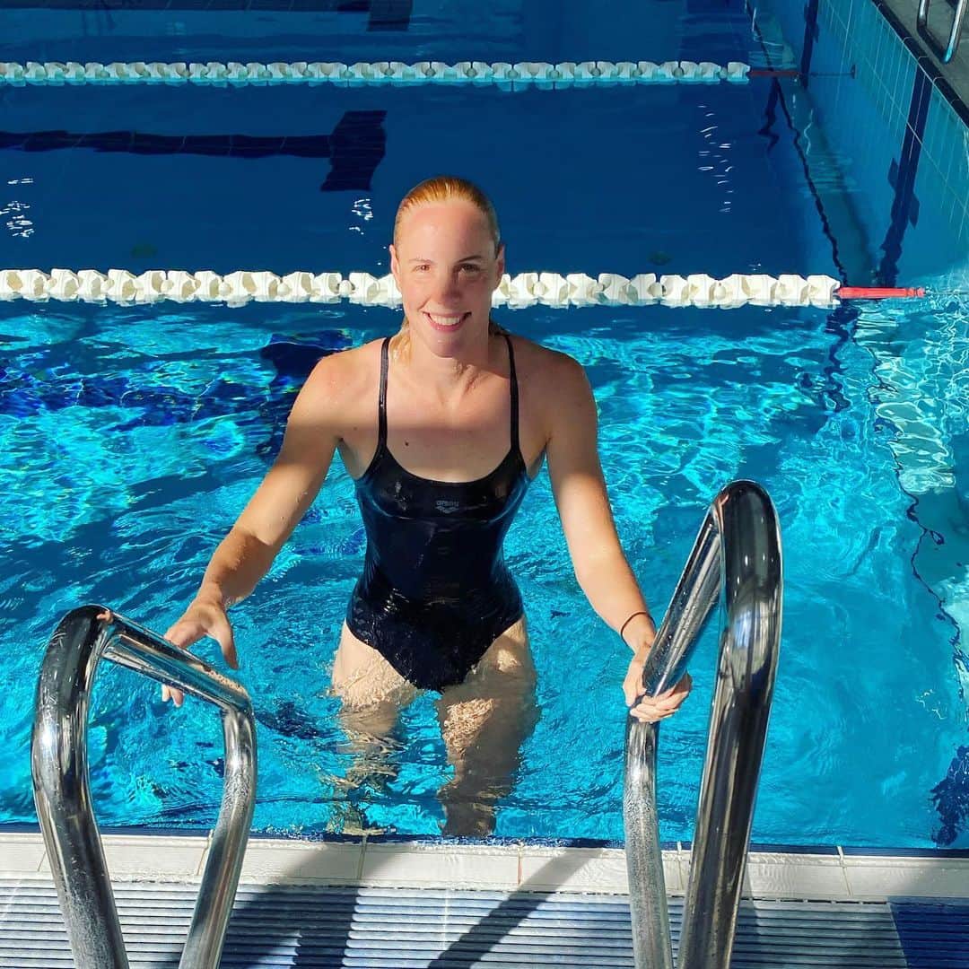 ブロンテ・キャンベルさんのインスタグラム写真 - (ブロンテ・キャンベルInstagram)「Look! I’m in an actual pool!  People often ask me why I swim. I don’t really know why but it has something to do with the way sun looks on the water and the way water looks in the sun. Something to do with the way water moves around you and you move through it. Something about the quiet which is actual full of noise and that whole underwater world where no one can talk to you.  Salute to all water babies 😍」5月28日 16時36分 - bronte_campbell