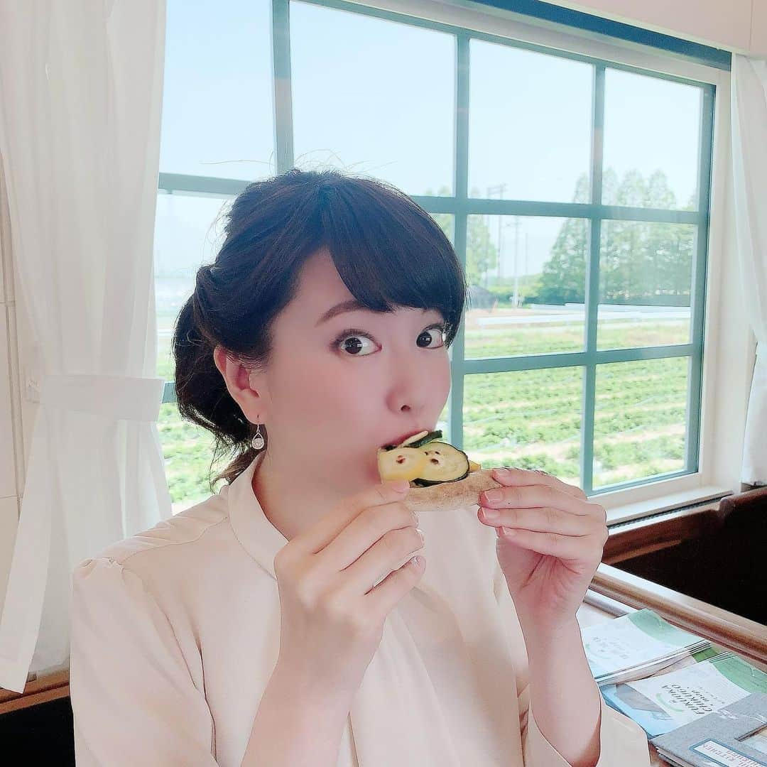 新垣泉子さんのインスタグラム写真 - (新垣泉子Instagram)「☆レールキッチンチクゴ☆  西鉄の観光列車 『レールキッチンチクゴ』  明日から再開ということで、 対策なども含め取材してきました(^-^)☆ 噂には聞いていましたが、 列車内のピザ窯で焼いた 旬の野菜を使ったピザが絶品でした！！！ 今日の『ももち浜S特報ライブ』でお伝えします☆  #ももち浜S特報ライブ #レールキッチンチクゴ」5月28日 16時53分 - motoko.arakaki