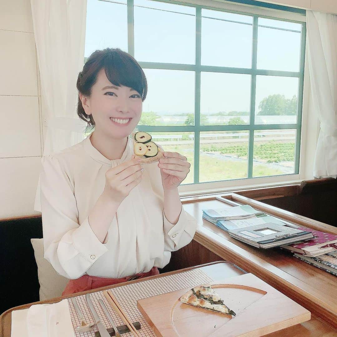 のインスタグラム：「☆レールキッチンチクゴ☆  西鉄の観光列車 『レールキッチンチクゴ』  明日から再開ということで、 対策なども含め取材してきました(^-^)☆ 噂には聞いていましたが、 列車内のピザ窯で焼いた 旬の野菜を使ったピザが絶品でした！！！ 今日の『ももち浜S特報ライブ』でお伝えします☆  #ももち浜S特報ライブ #レールキッチンチクゴ」
