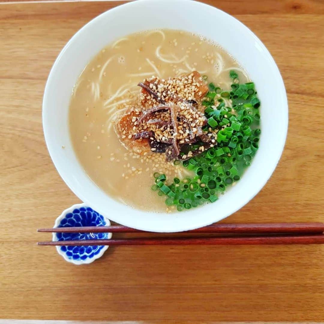 高萩洋次郎さんのインスタグラム写真 - (高萩洋次郎Instagram)「『ラーメン かばちや』  広島にある大好きなラーメン屋さん 『かばちや』お取り寄せ始めました！  僕がサンフレッチェ広島のトップチームに行き出した16歳頃からずっと通っている一番好きなラーメン屋さん。  そんなラーメンが家で食べれることが最高  皆さんも一度食べてみてください！  広島に行った際は、お店へ！  ちなみに店主は、人見知りです…笑  #らーめんかばちや」5月28日 16時46分 - yojiro_08