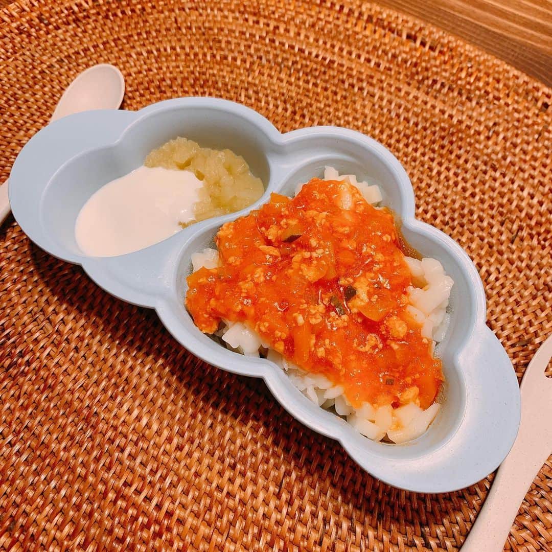 星村麻衣さんのインスタグラム写真 - (星村麻衣Instagram)「トマトジュースを使って野菜たっぷりミートソースを作ってみた👩‍🍳 大好きなうどんにかけたのに微妙な表情で食べてたのは、トマトの酸味のせいかなぁ🤔😂 #離乳食 #離乳食後期  #離乳食レシピ #おうち時間 #ミートソースうどん  #りんごヨーグルト #米よりうどんが好きらしい」5月28日 16時47分 - hoshimuramai