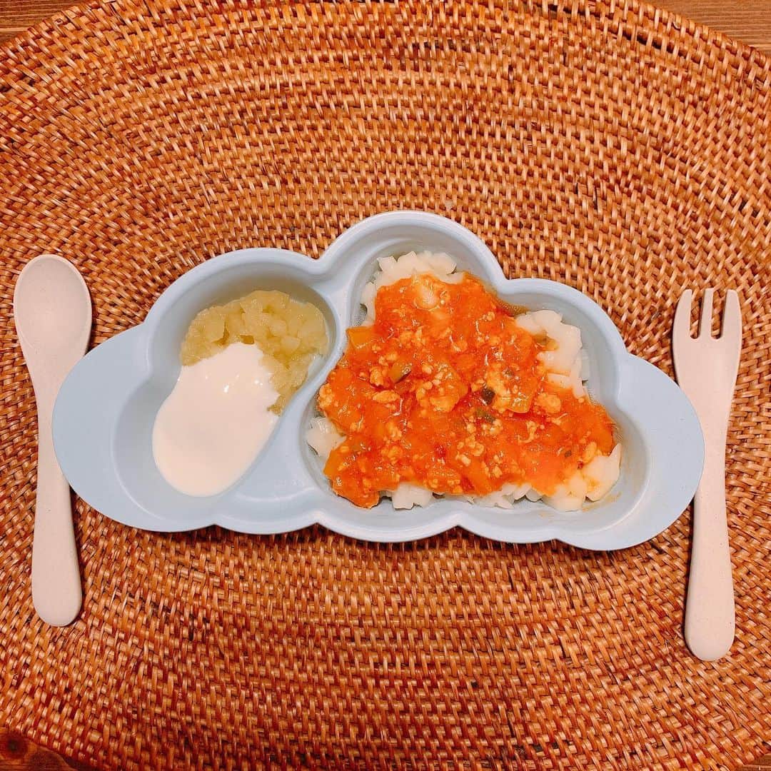 星村麻衣のインスタグラム：「トマトジュースを使って野菜たっぷりミートソースを作ってみた👩‍🍳 大好きなうどんにかけたのに微妙な表情で食べてたのは、トマトの酸味のせいかなぁ🤔😂 #離乳食 #離乳食後期  #離乳食レシピ #おうち時間 #ミートソースうどん  #りんごヨーグルト #米よりうどんが好きらしい」