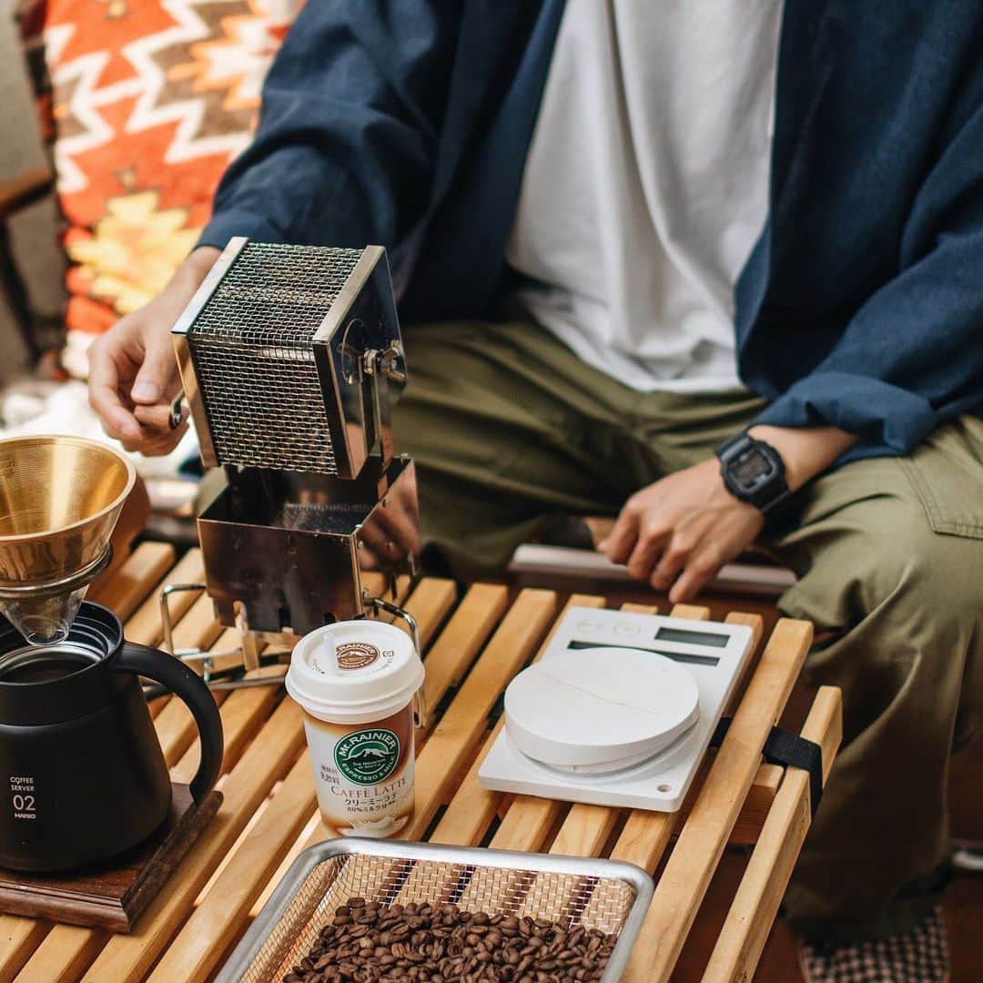 マウントレーニア(Mt.RAINIER)さんのインスタグラム写真 - (マウントレーニア(Mt.RAINIER)Instagram)「. ​​おうち時間は、趣味をとことん突き詰める時間。 ​​#ベランピング #マウントレーニアのある生活 ​​. ​​コーヒー好きなKIZAWAさんはハンドドリップからはじまり、今では自家焙煎までしているそうです。コーヒー豆の焙煎もベランダでの過ごし方の一つとのこと。 ​​. ​​そんなKIZAWAさんのお気に入りのマウントレーニアはエスプレッソ。 ​​厳選した高品質なコーヒー豆を贅沢に使用した、力強いコーヒーのコクと香りのカフェラテ。 ​​まさにコーヒー好きな方におすすめです。 ​​. ​​マウントレーニアと一緒にすてきなおうち時間を過ごしてくださいね。 ​​. ​​photo by @hiroya_kizawa ​​. ​​#マウントレーニア ​​#カフェラッテ ​​#カフェラテ #エスプレッソ #クリーミーラテ ​​#アウトドア ​​#おうちキャンプ ​​#ベランダキャンプ ​​#家キャンプ #家キャン ​​#おうち時間 #おうち時間を楽しもう ​​#stayhome #ステイホーム ​​#mtrainier ​​#ほどいてすすめ ​​#わたしはじまるひとくち」5月28日 17時02分 - mtrainier.official