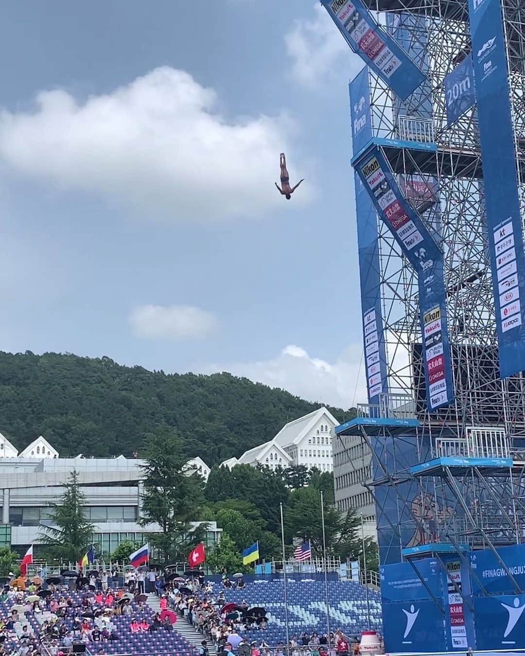レッドブルのインスタグラム：「and just from that reaction, you know it's a VERY good dive 😱👏 . 🏊‍♂️: @jonathanparedes89 @redbullcliffdiving @fina1908 #redbull #givesyouwings #divingboard #cliff #cliffdiving #dive」