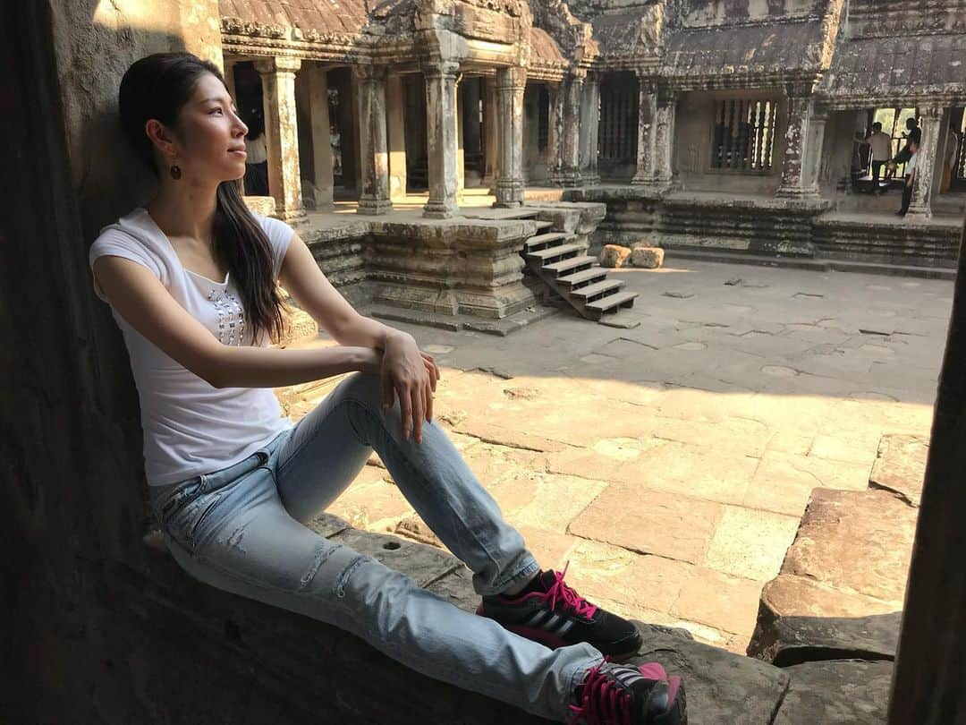 日高大地のインスタグラム：「Fun memories of 2 years ago﻿ In Cambodia🇰🇭﻿ ﻿ 楽しかった旅シリーズ😌﻿ In カンボジア﻿ 旅と経験は人生の宝物✨ ﻿ 言わずとしれた世界遺産アンコールワット。﻿ カンボジアの遺跡はどこも壮大なスケール。﻿ ﻿ ﻿ #travel #travelgram #instatravel #travelphotography #旅写真#旅スタグラム#海外旅行#世界遺産#cambodia#siemreap#カンボジア#シェムリアップ#アンコールワット#🇰🇭」