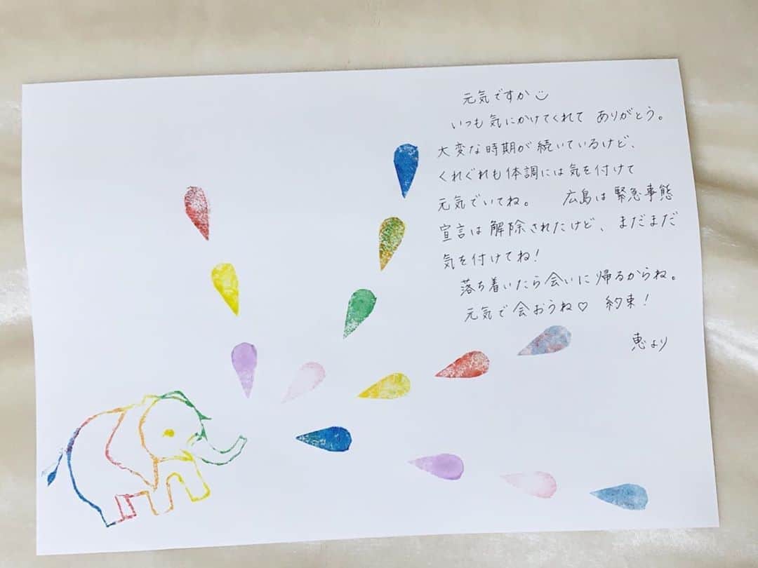 栗原恵さんのインスタグラム写真 - (栗原恵Instagram)「🌰 #消しゴムはんこ ・ ・ "ありがとう" ・ ・ 言う方も言われる方も 幸せになれる魔法の言葉だと思う🤝 ・ ・ 消しゴムハンコを押した紙に 手紙を書くのがマイブームです✏️ ・ ・ #megart🌰 #手紙」5月28日 16時54分 - megumi_kurihara_official
