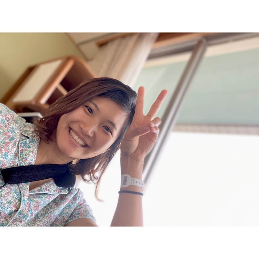 富田真紀子さんのインスタグラム写真 - (富田真紀子Instagram)「A long stay at hospital coming to an end.... finally 😊✌️✌️ 今までオペ多分7回くらい？してきたけど、今回はどのオペよりも緊張して不安で、足の指先から手の指先までガクブル震えて、怖くて泣きじゃくってタオルぐちゃぐちゃにして、この怖さって人には分かってもらえないのかなって勝手に孤独感じてるときに、いつも看護師さんが飛んできてくれて、新しいタオルくれて、たわいもない話してくれて、友達みたいになって、寝れない私の話をめちゃくちゃ聞いてくれて、髪の毛結べない髪を結いてくれて。退院するときには一緒に乗り越えた感が謎にあって、看護師って安定の職業だからなりたいって人いっぱいいると思うけど、それ以上に素敵な人間性を持ち合わせてる方が多いから、こういう職業に憧れるんだろうなー。 #私も昔なりたかった #看護師 #とみた #退院しました」5月28日 16時59分 - makikotommy