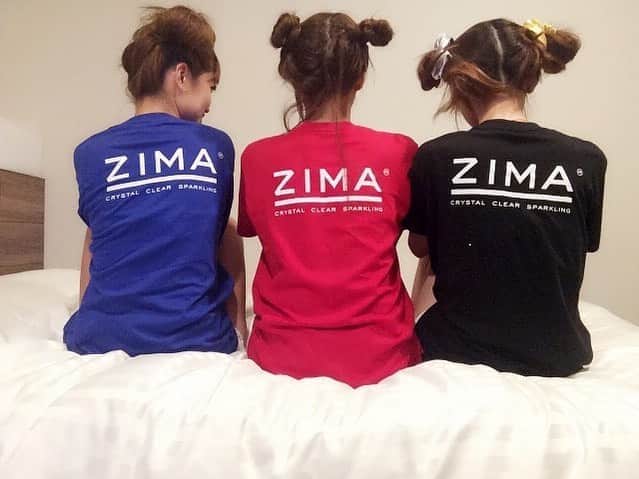 ZIMAのインスタグラム：「”PREVIEW OF ZIMA GIRL”﻿ ﻿ ZIMA GIRL💋のオフショットをパチリ📷﻿ 左から﻿ ZIMA、﻿ ZIMA PUNK LEMONADE、﻿ ZIMA zero&dry﻿ でしょうか？😄﻿ ﻿ それぞれテイストが違うZIMAのラインナップ、﻿ 飲み比べも楽しいですよ✨﻿ ZIMAの商品はプロフィールリンクからご購入いただけます！﻿ ﻿ ENJOY🙌ZIMAatHOME🍸﻿ ﻿ #ジーマ #ZIMA #お酒 #お酒好き #ジーマガール #tシャツ #tシャツコーデ #緊急事態宣言 #緊急事態宣言解除 #おしゃれ #おしゃれ好き #おしゃれ女性 #休みの日 #休日 #holiday」