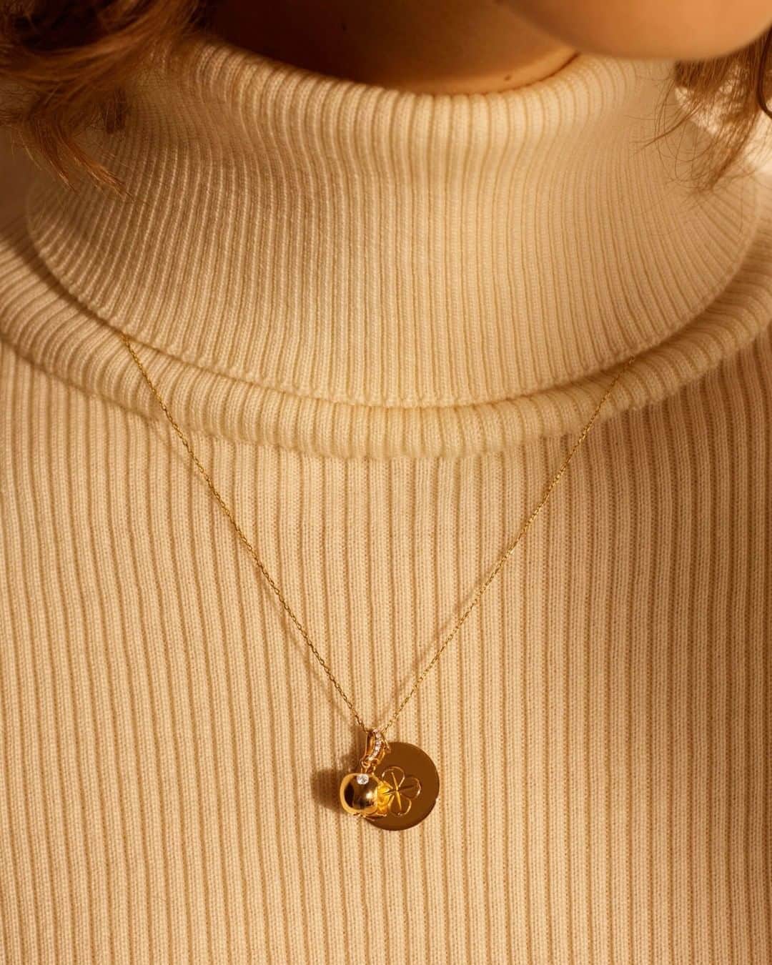 オーレリービダマンのインスタグラム：「Lucky charms 🍀 #apple #medaille #aureliebidermann」